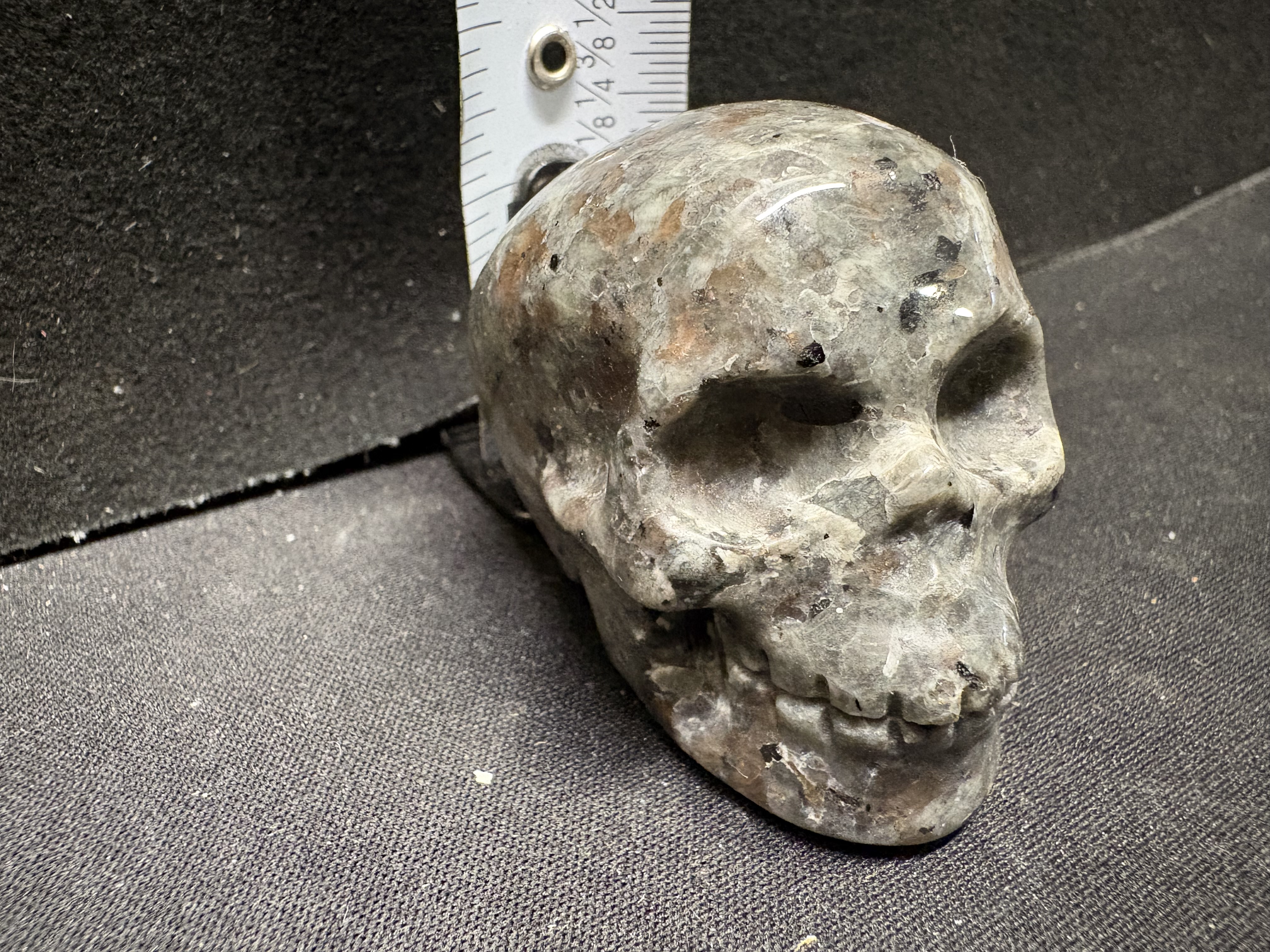LOT 2026-412 — Crâne décoratif sculpté en pierre naturelle polie — photo 1