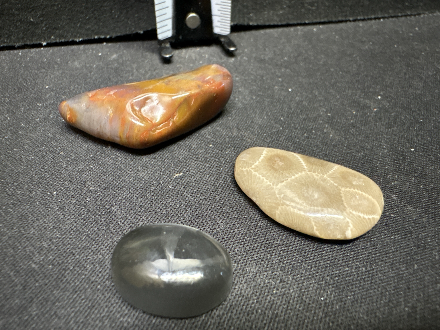 LOT 2026-413 — Ensemble de 3 pierres polies décoratives / de collection — photo 1
