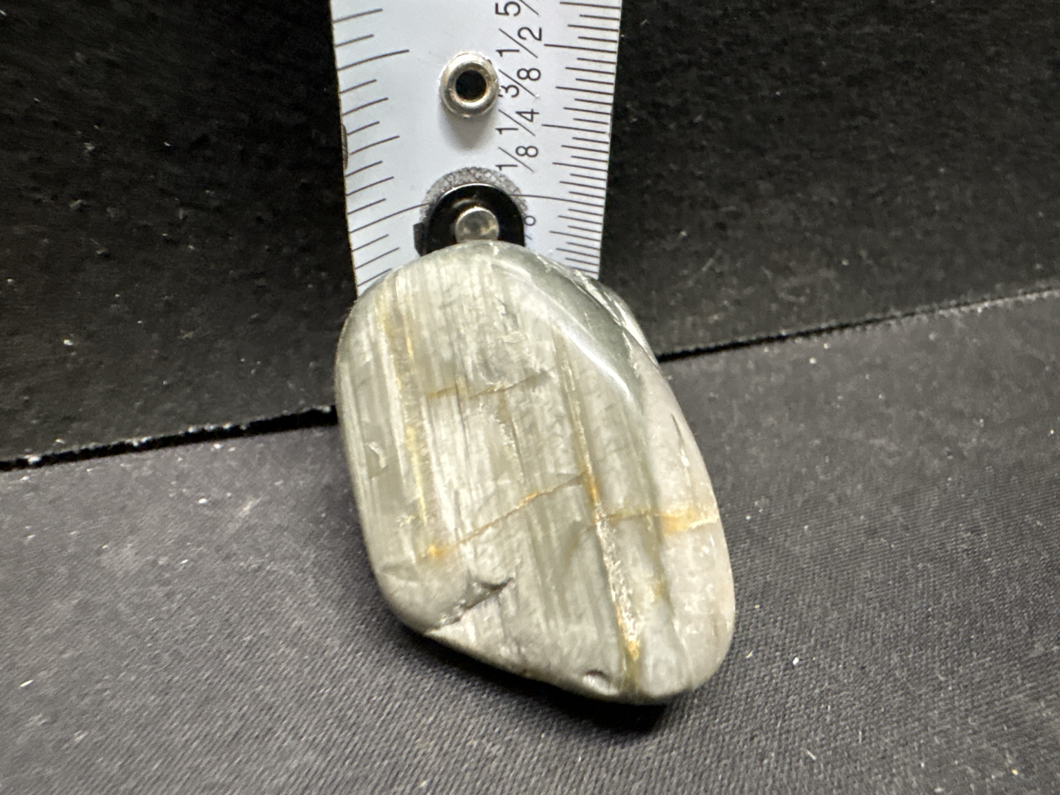 LOT 2026-414 — Pierre polie gris-vert à effet fibreux – pierre de collection — photo 2
