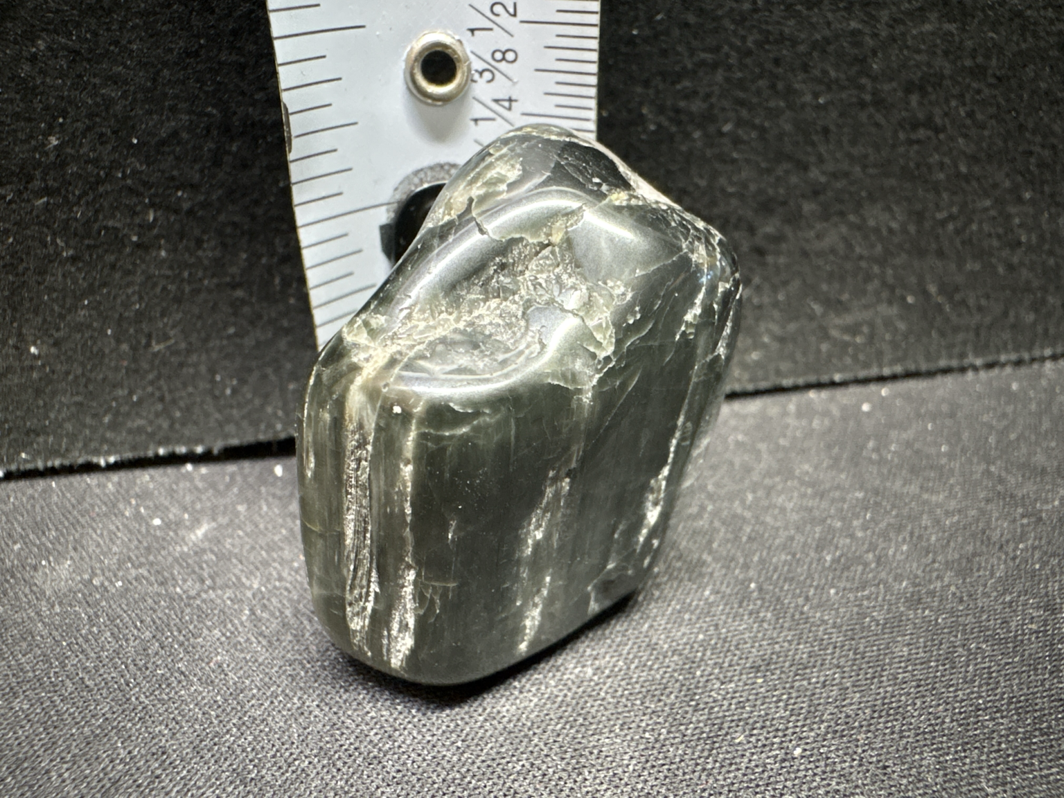 LOT 2026-414 — Pierre polie gris-vert à effet fibreux – pierre de collection — photo 1