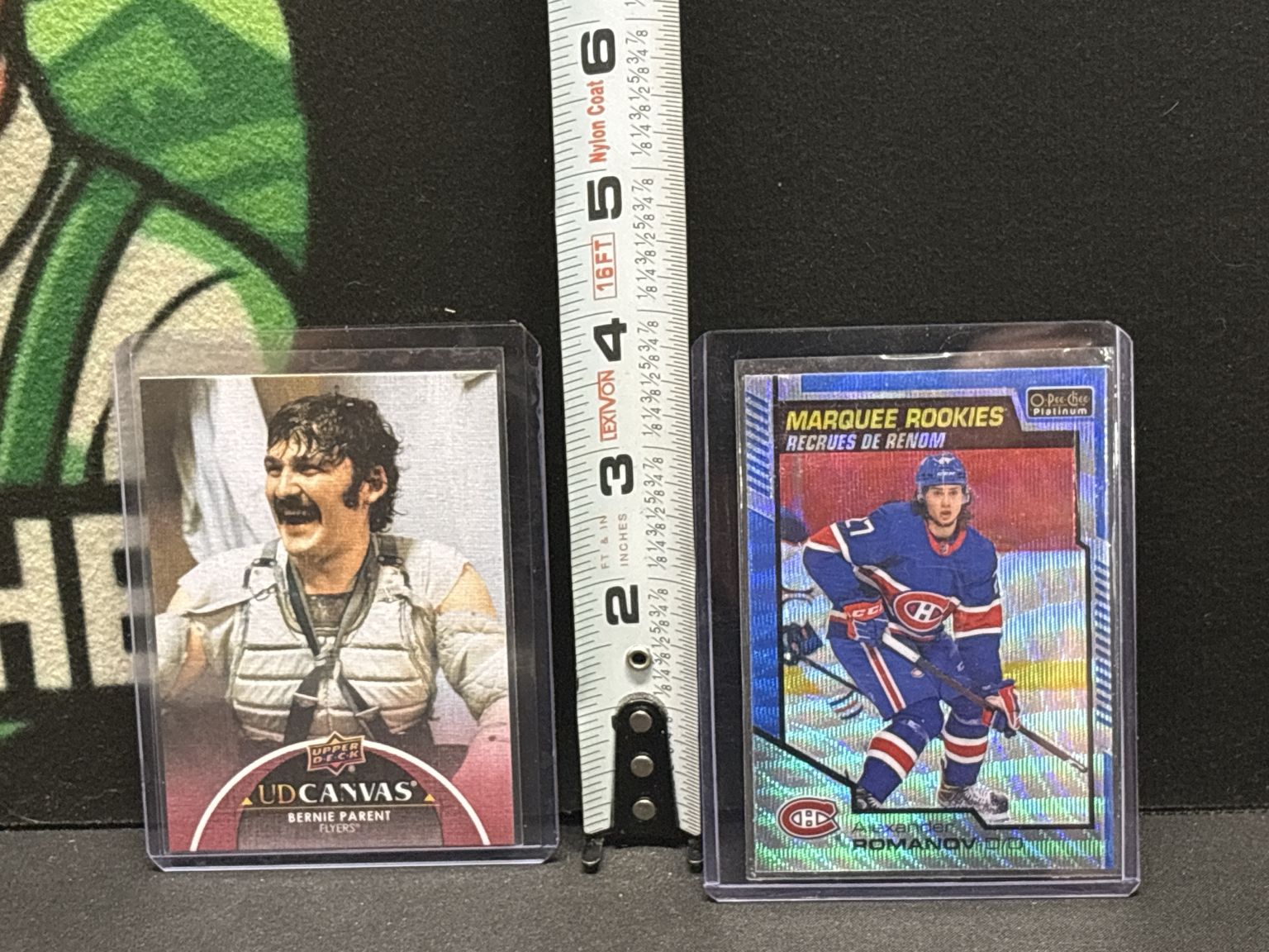 LOT 2026-418 — Deux cartes de hockey de collection protégées dans des boîtiers rigides : — photo 1