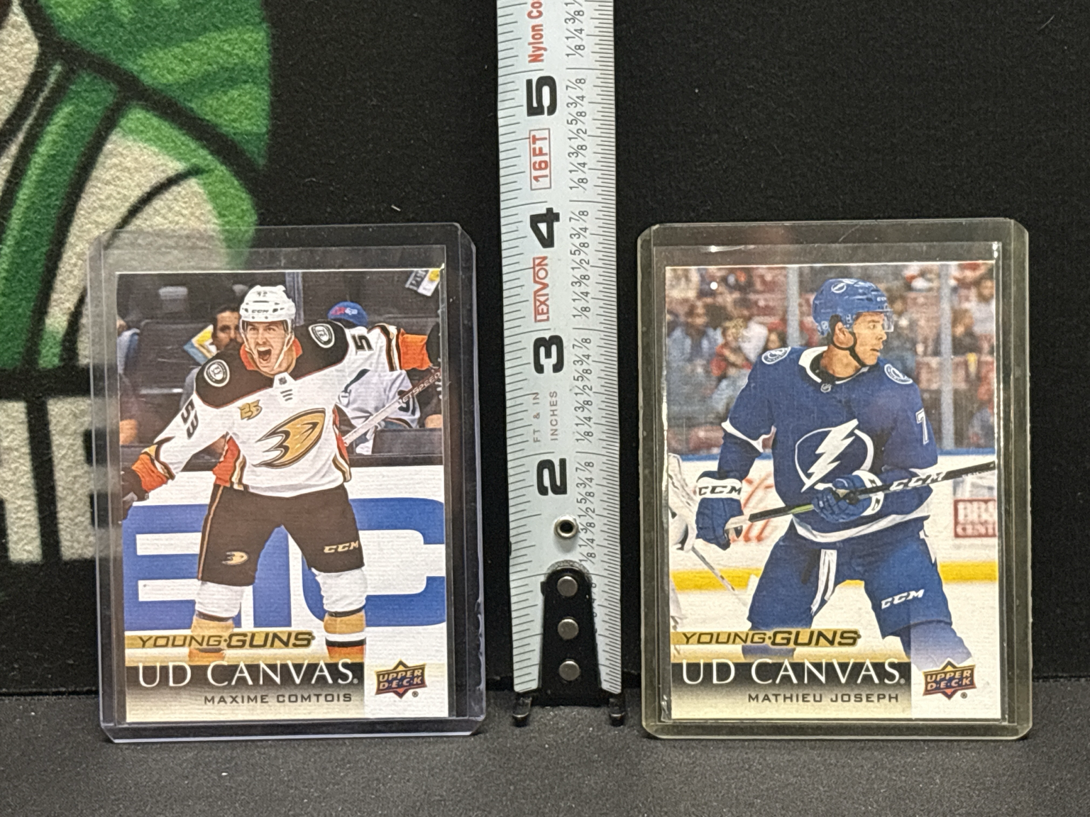 LOT 2026-421 — Deux cartes recrues de hockey Upper Deck Young Guns UD Canvas, protégées dans… — photo 1