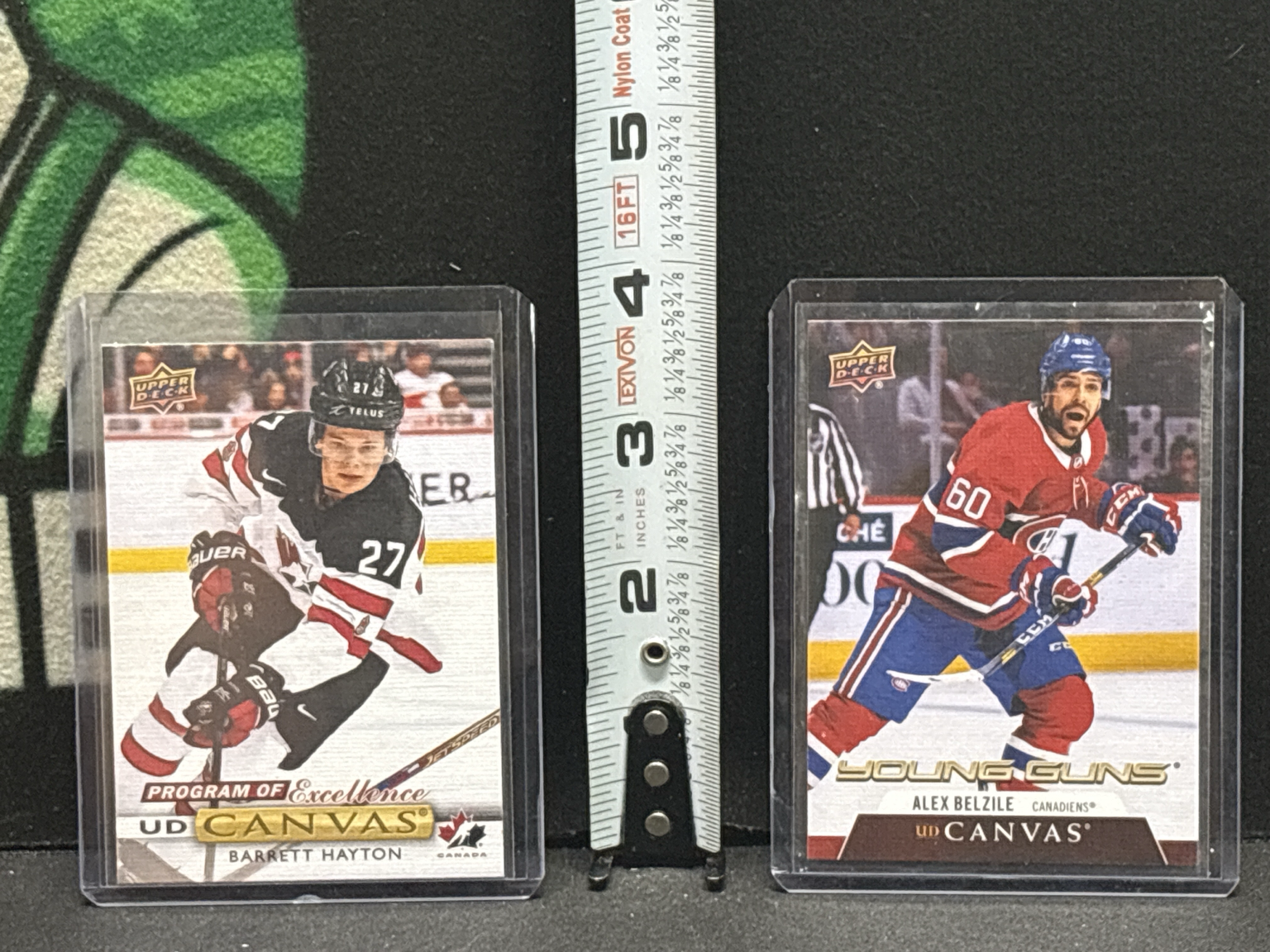 LOT 2026-424 — Deux cartes de hockey Upper Deck UD Canvas, protégées dans des boîtiers… — photo 1