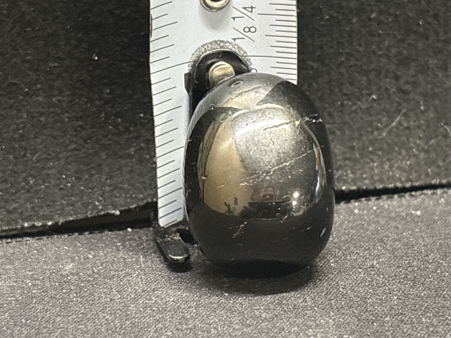 LOT 2026-428 — Pierre polie ovale de couleur noire à gris métallique, probablement de… — photo 1