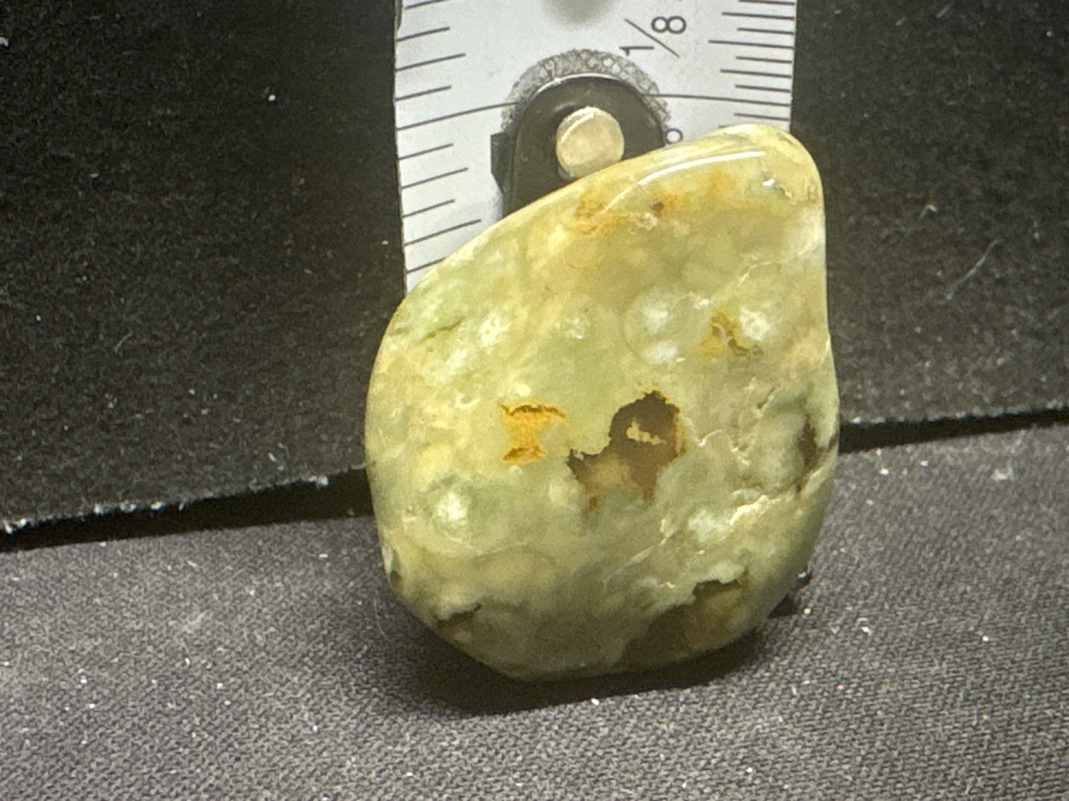 LOT 2026-431 — Pierre polie naturelle de forme libre, aux teintes vert pâle, jaune, crème et… — photo 1