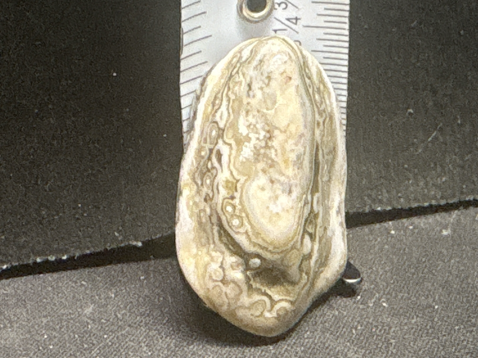 LOT 2026-432 — Pierre polie naturelle, probablement une agate dentelle, présentant de… — photo 1
