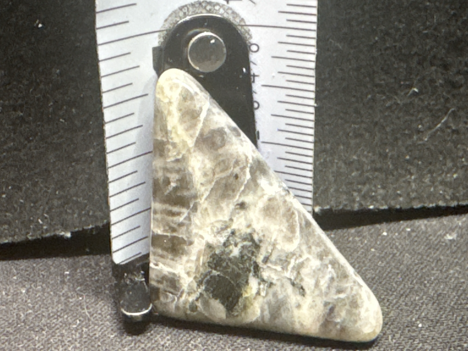LOT 2026-433 — Pierre polie naturelle de forme triangulaire allongée, aux teintes de crème… — photo 1