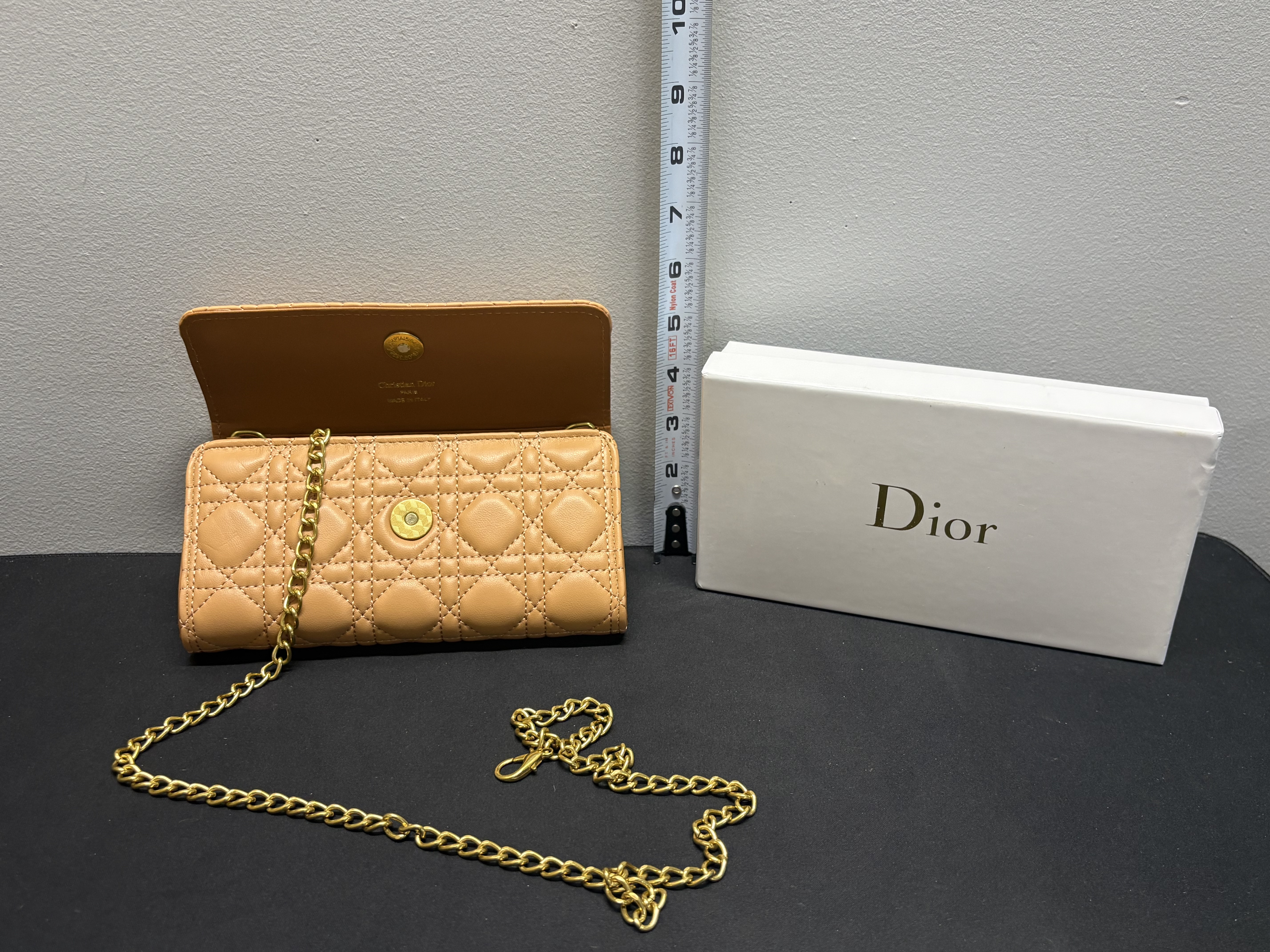 LOT 2026-044 — Portefeuille / sac à chaîne style Dior – Matelassé – Avec boîte — photo 1