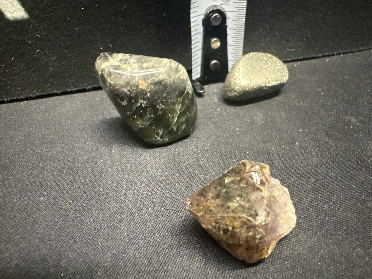 LOT 2026-441 — Ensemble de 3 pierres naturelles comprenant deux pierres polies foncées aux… — photo 1