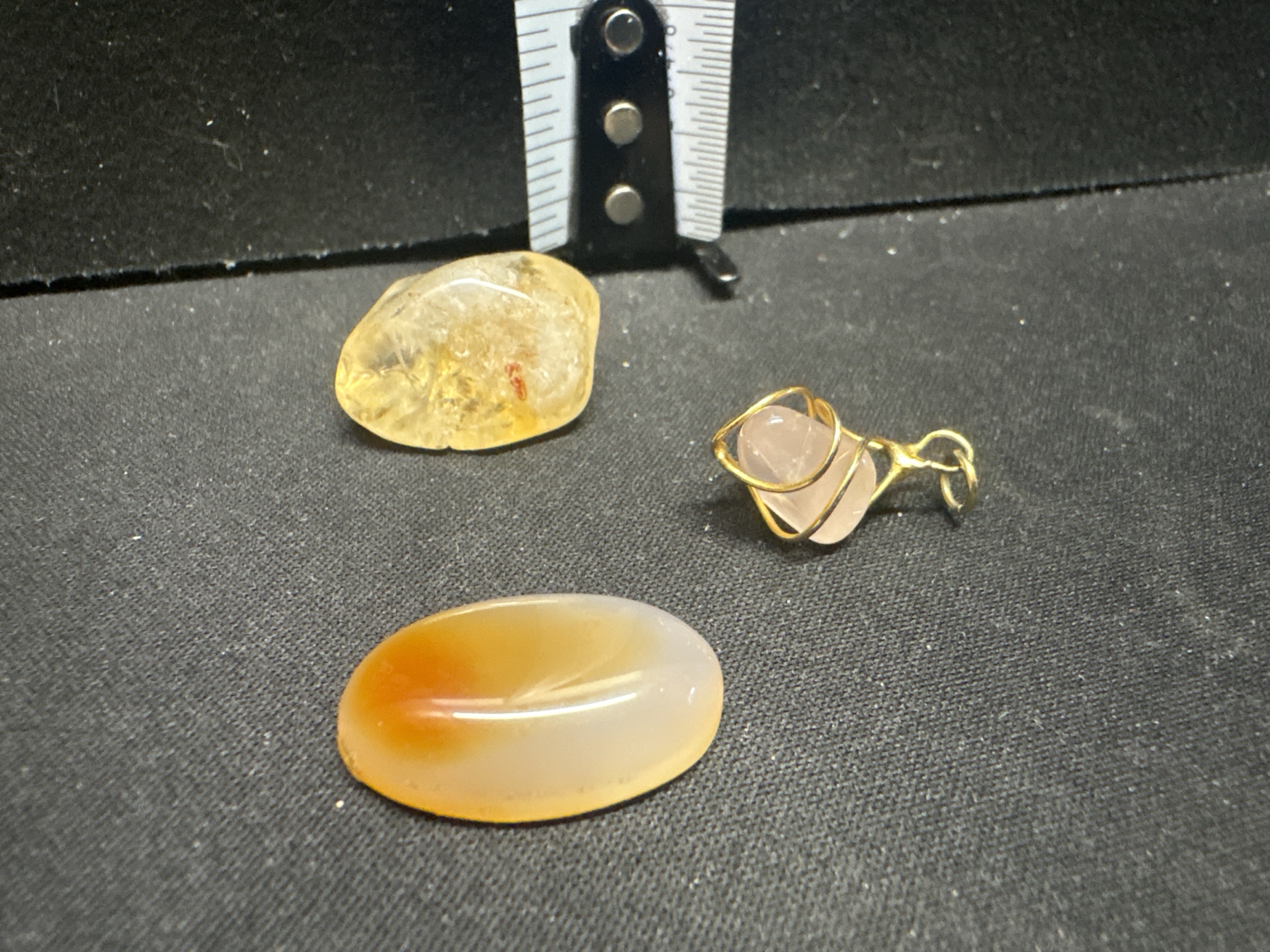 LOT 2026-443 — Ensemble de 3 pierres naturelles polies comprenant une pierre jaune… — photo 1