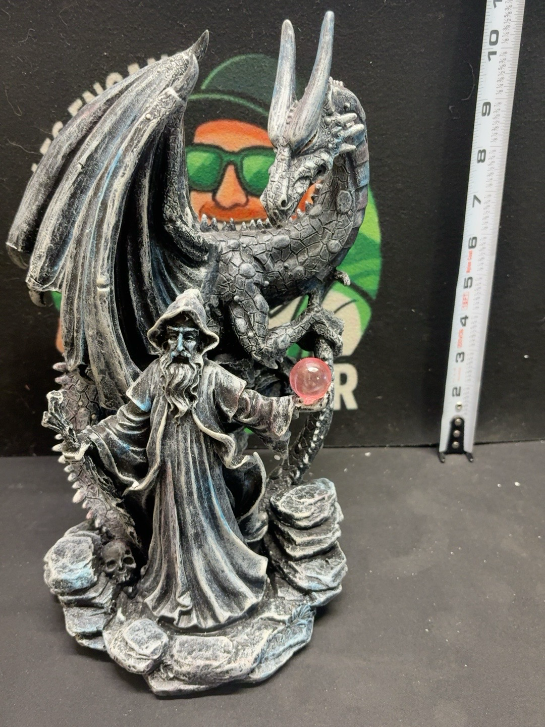 LOT 2026-446 — Très grosse figurine fantastique en résine représentant un sorcier accompagné… — photo 1