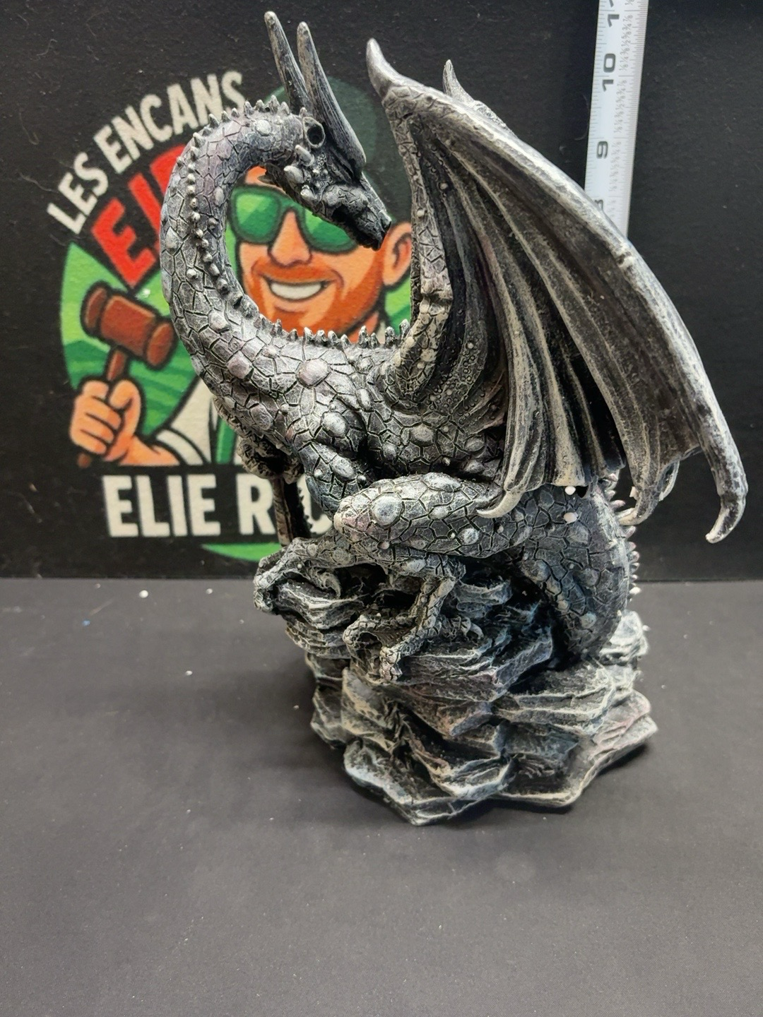 LOT 2026-446 — Très grosse figurine fantastique en résine représentant un sorcier accompagné… — photo 3