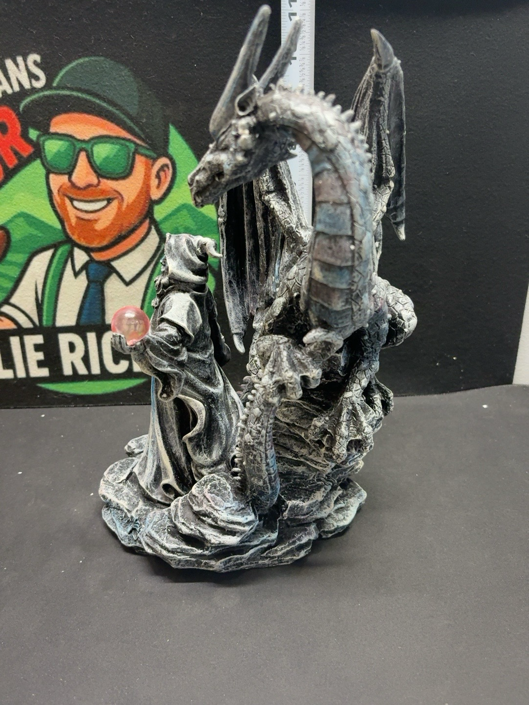 LOT 2026-446 — Très grosse figurine fantastique en résine représentant un sorcier accompagné… — photo 2