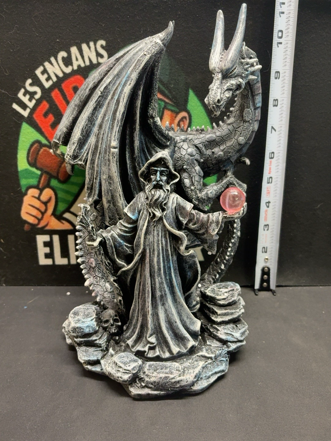 LOT 2026-446 — Très grosse figurine fantastique en résine représentant un sorcier accompagné… — photo 4