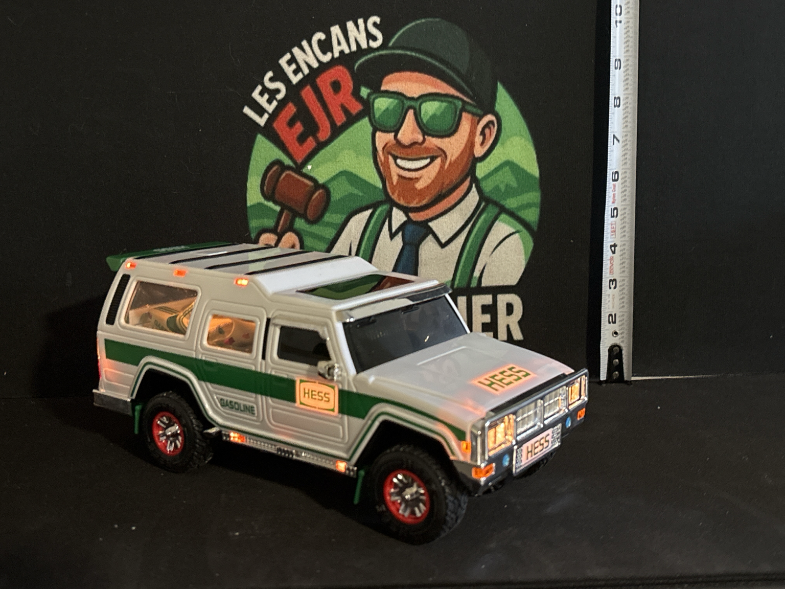 LOT 2026-449 — Véhicule utilitaire sport Hess 2004 avec motocyclettes miniatures rangées à… — photo 1