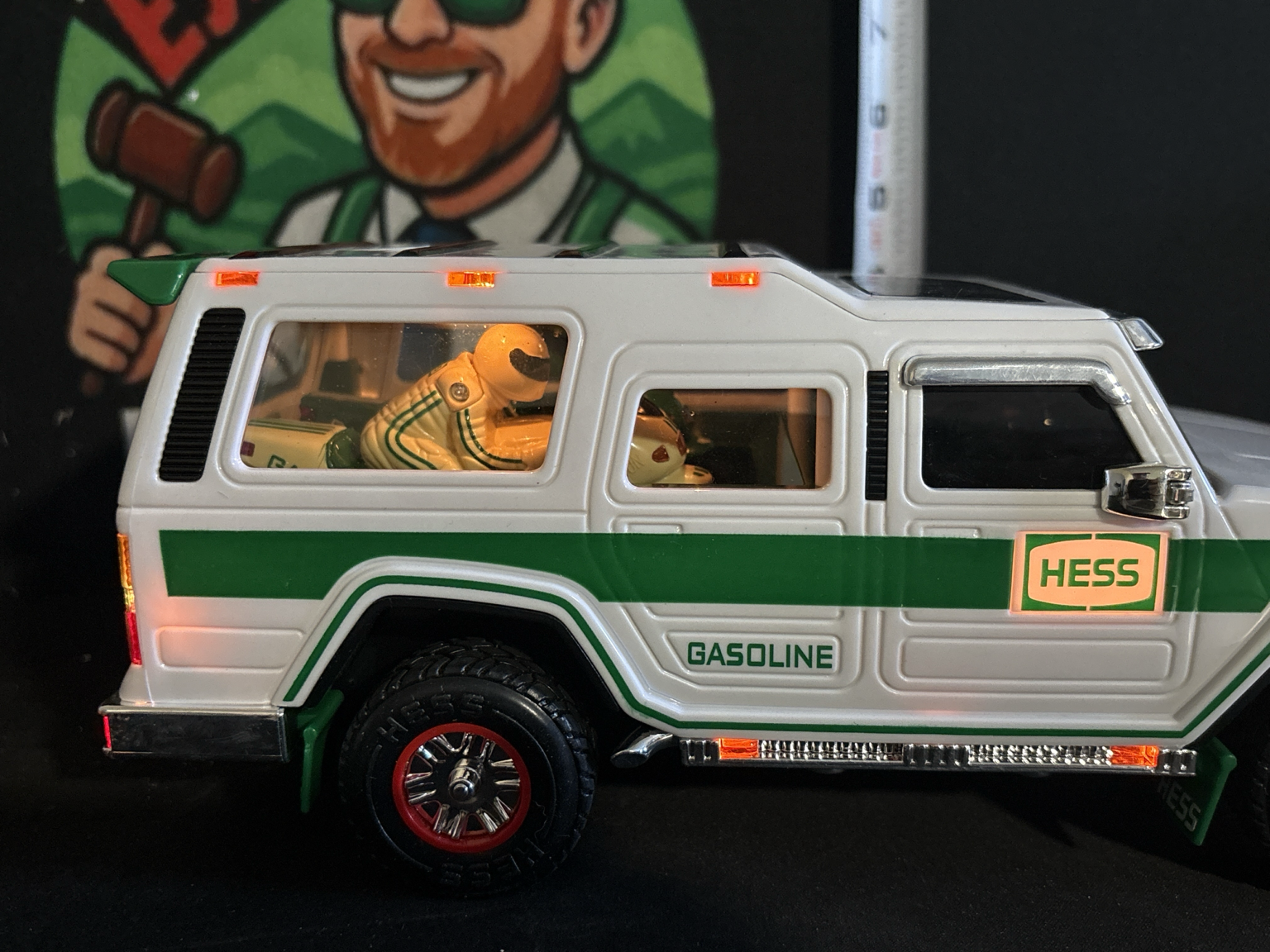 LOT 2026-449 — Véhicule utilitaire sport Hess 2004 avec motocyclettes miniatures rangées à… — photo 4