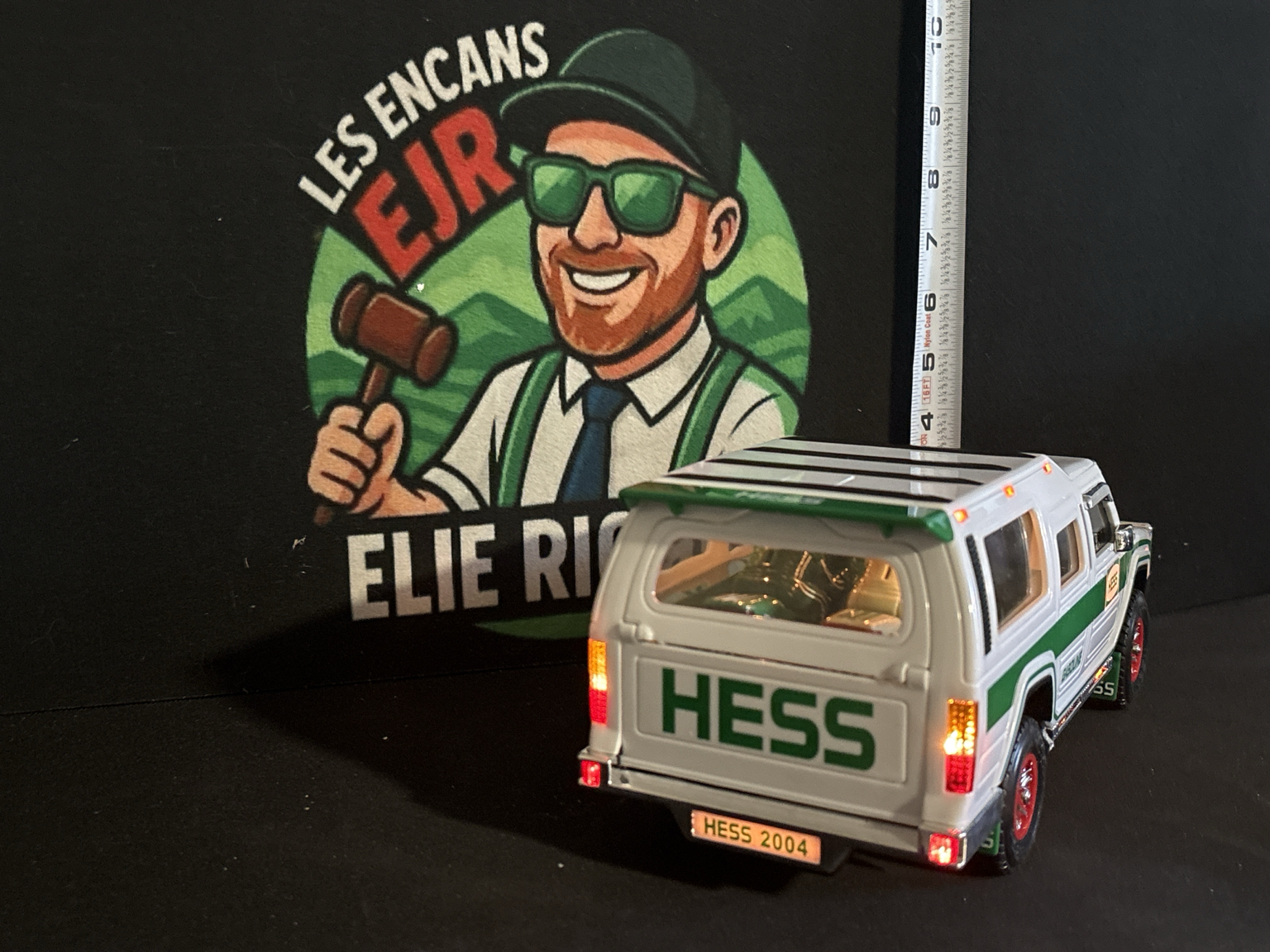 LOT 2026-449 — Véhicule utilitaire sport Hess 2004 avec motocyclettes miniatures rangées à… — photo 3
