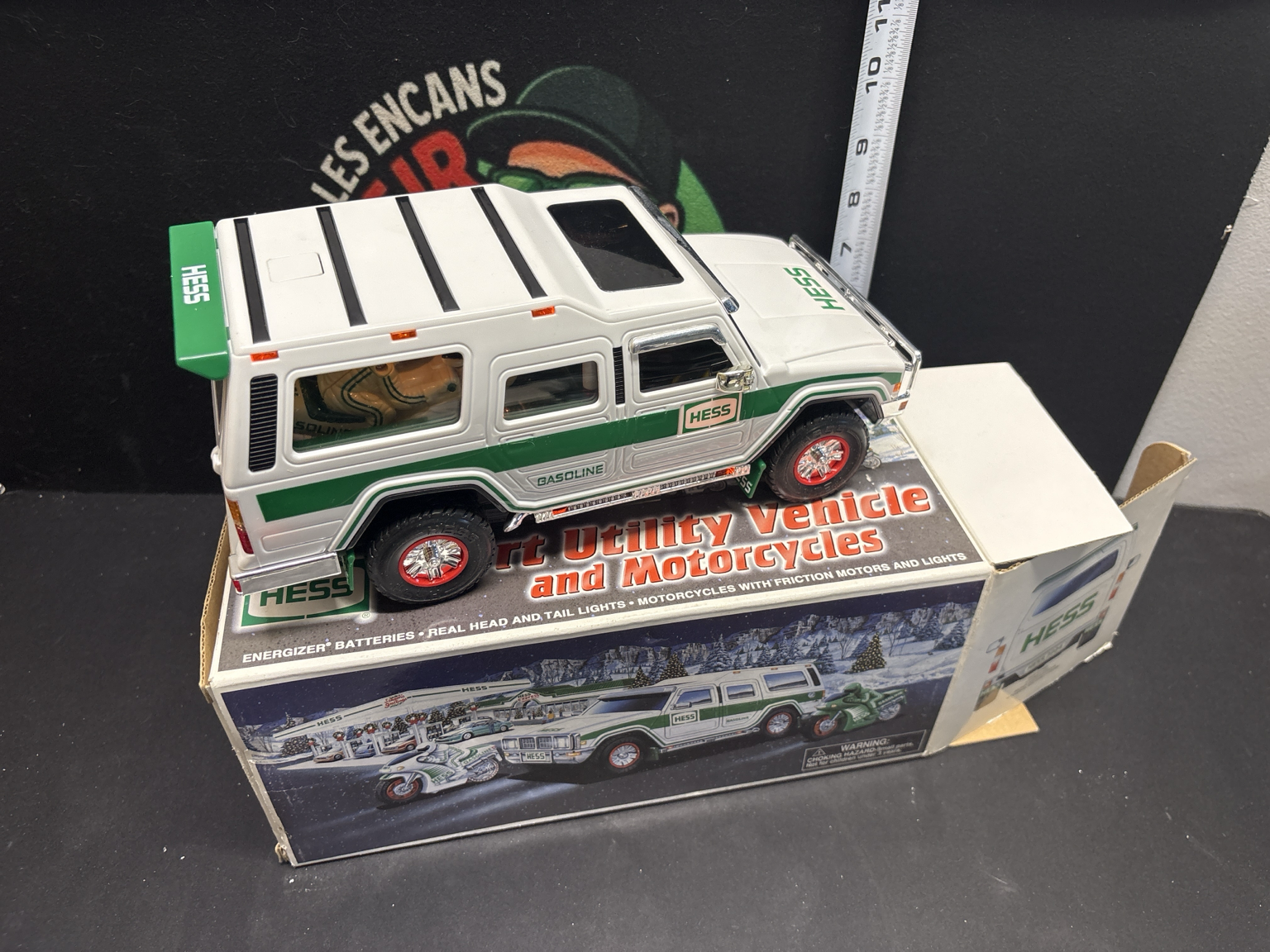 LOT 2026-449 — Véhicule utilitaire sport Hess 2004 avec motocyclettes miniatures rangées à… — photo 2