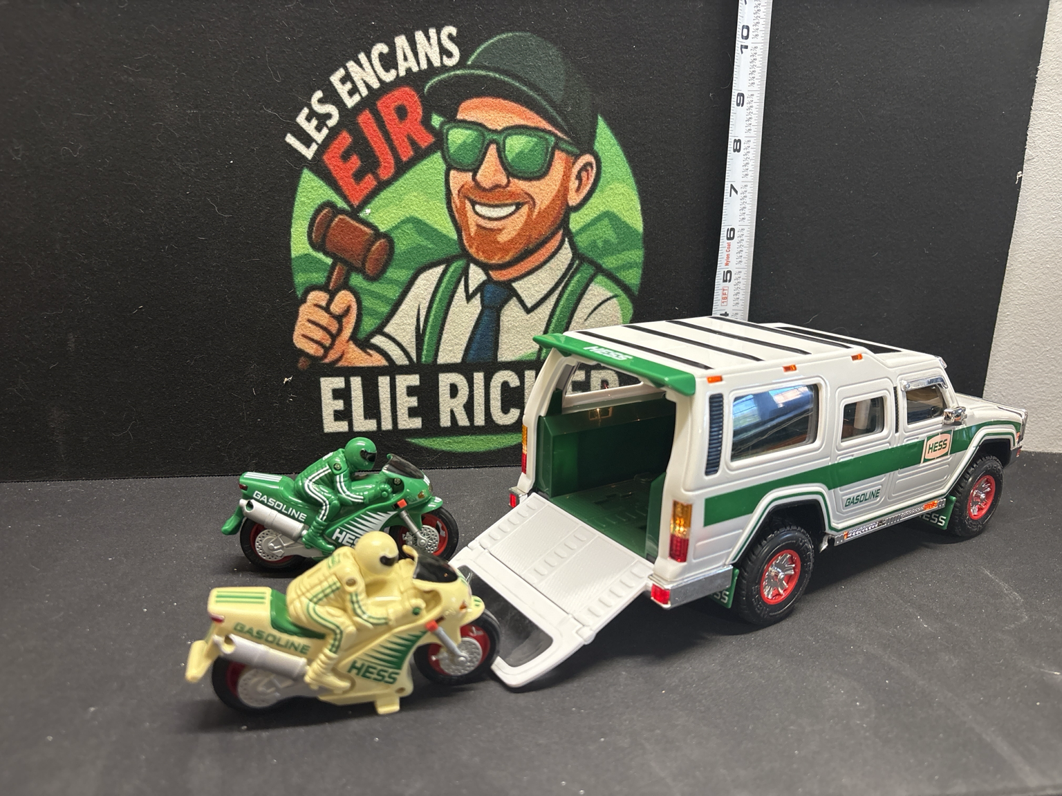 LOT 2026-449 — Véhicule utilitaire sport Hess 2004 avec motocyclettes miniatures rangées à… — photo 5