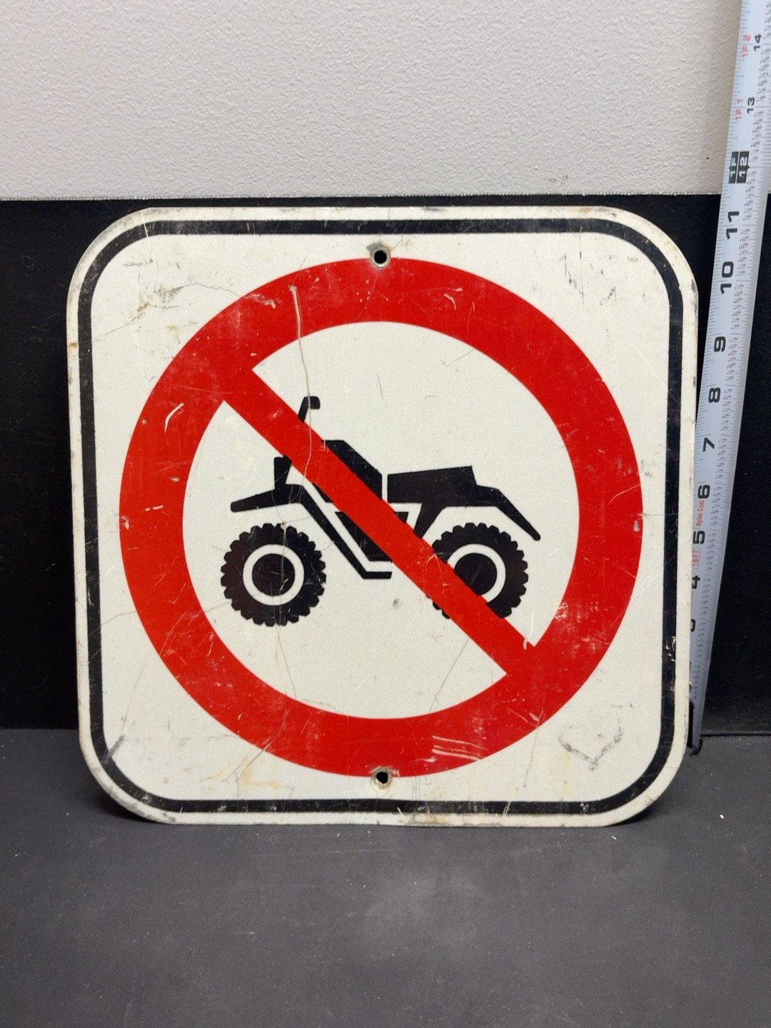 LOT 2026-451 — Panneau de signalisation en aluminium « VTT interdits », avec pictogramme de… — photo 1