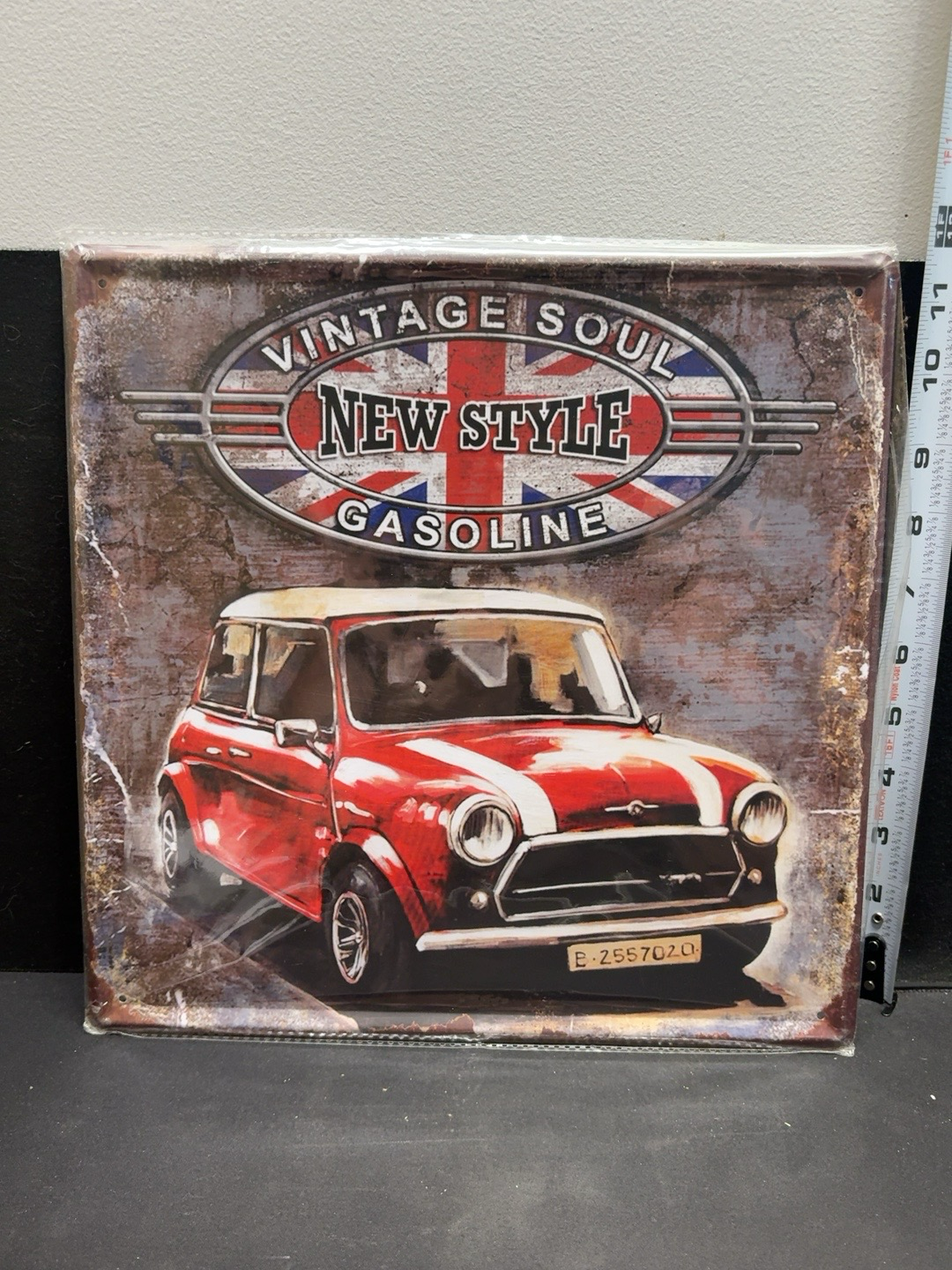 LOT 2026-452 — Grande affiche décorative en métal de style rétro représentant une Mini Cooper… — photo 1
