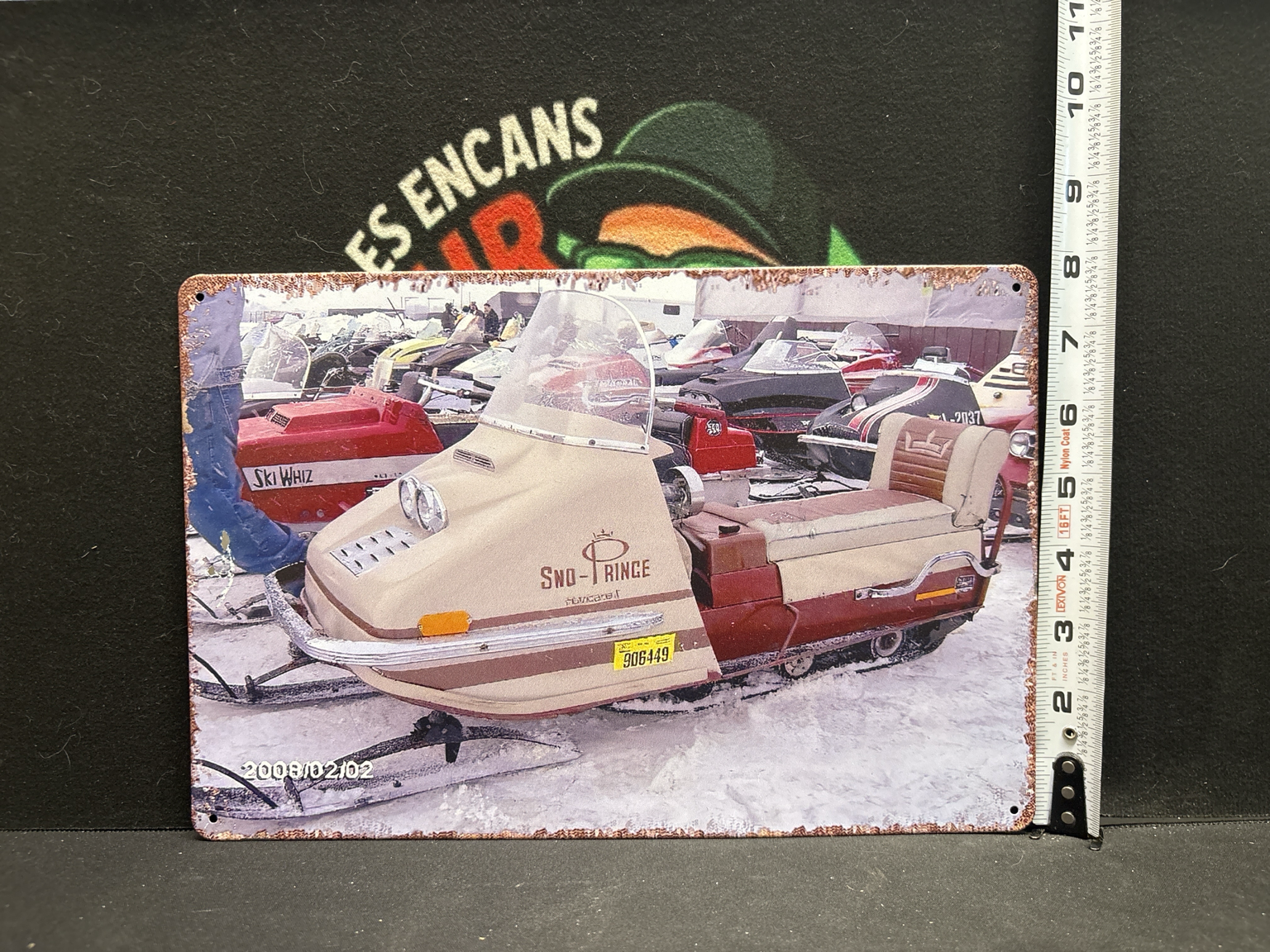 LOT 2026-455 — Affiche décorative en métal représentant une motoneige vintage Sno-Prince sur… — photo 1