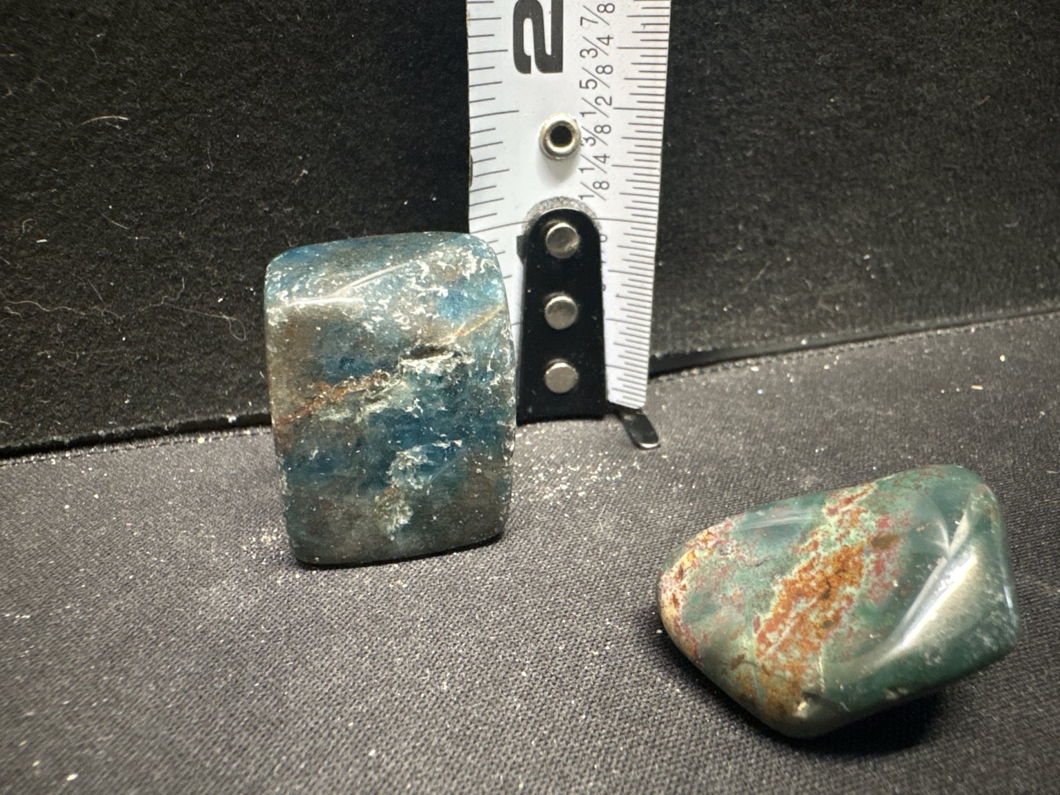 LOT 2026-457 — Beau duo de pierres naturelles polies aux teintes bleu-vert, vert pâle, brun… — photo 1