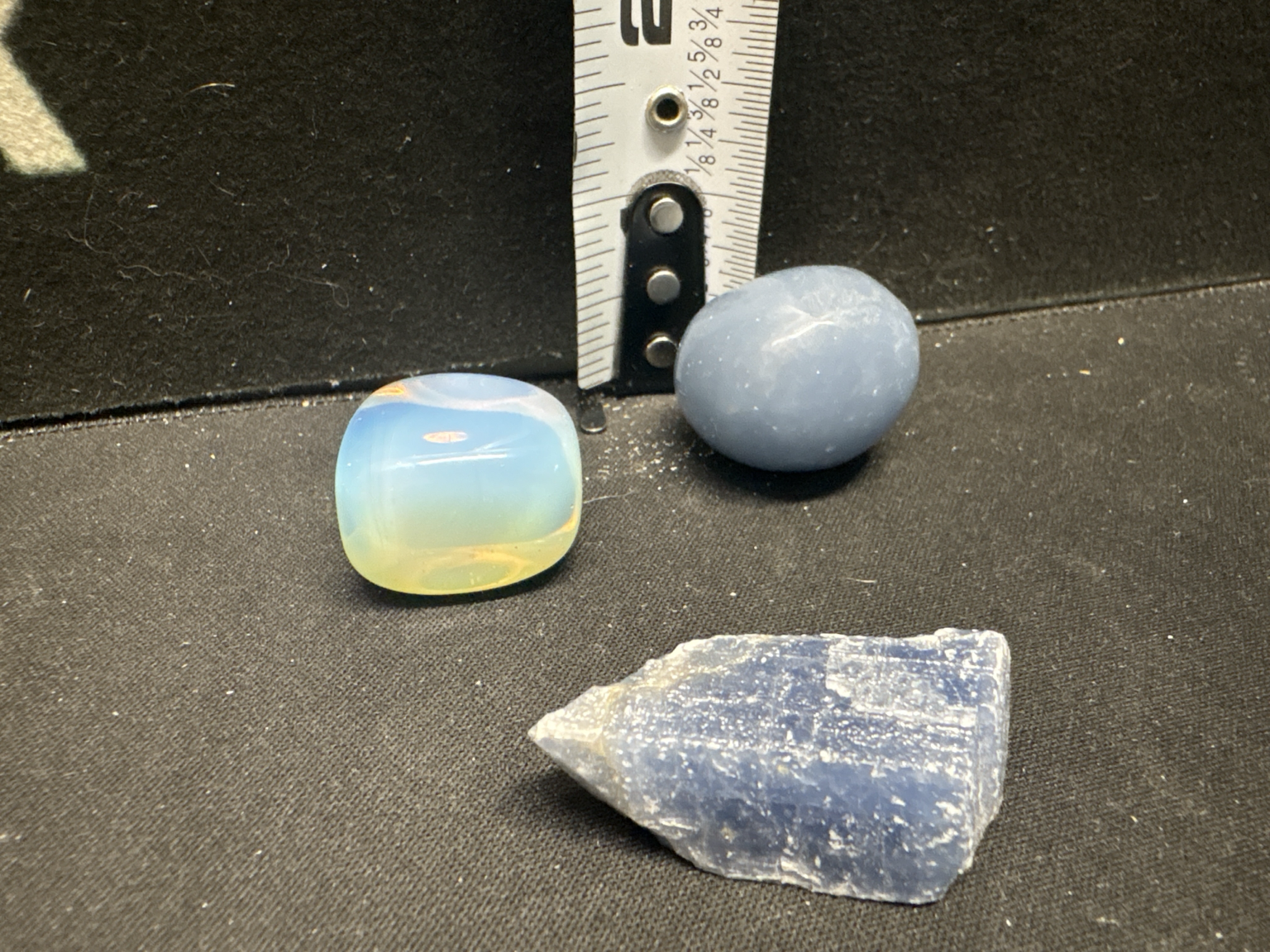 LOT 2026-458 — Ensemble de 3 pierres décoratives dans les tons de bleu — photo 1
