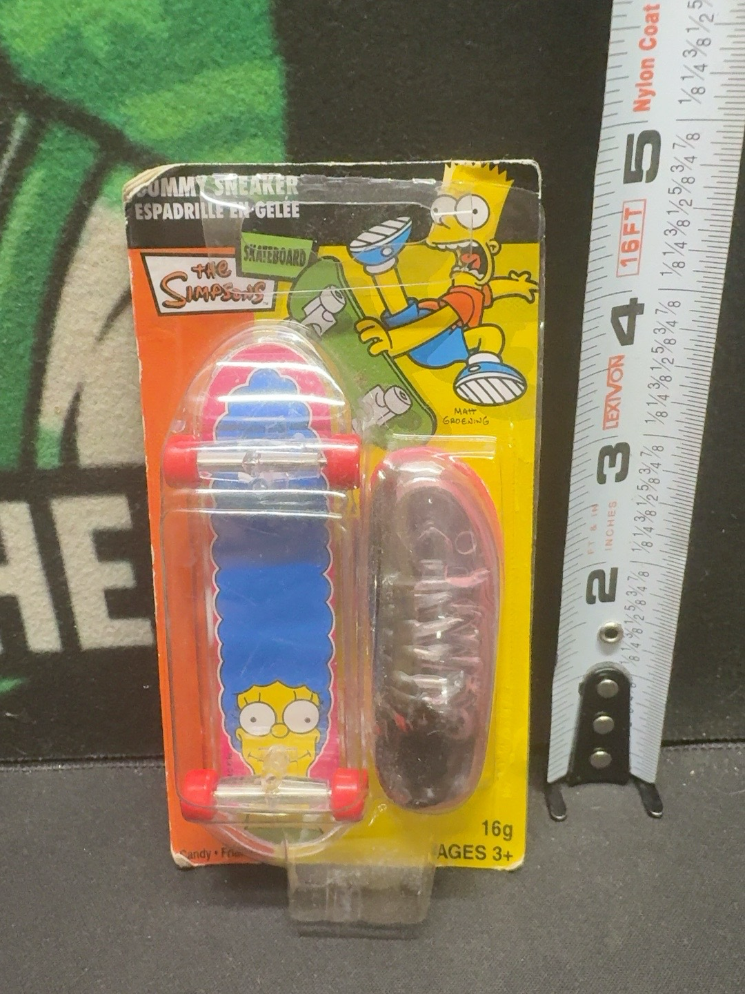 LOT 2026-468 — Ensemble de collection The Simpsons comprenant une petite planche à roulettes… — photo 1