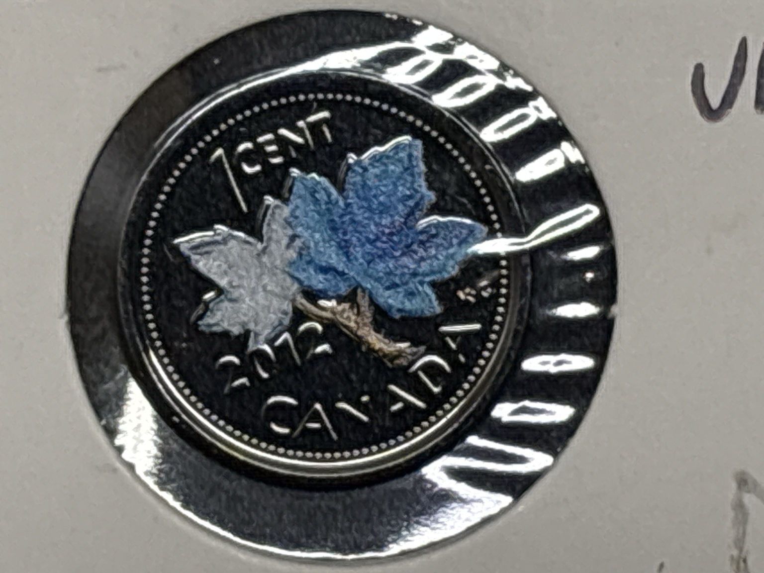 LOT 2026-488 — Pièce canadienne de 1 cent colorisée 2012 – Noire foncée représentant une… — photo 1