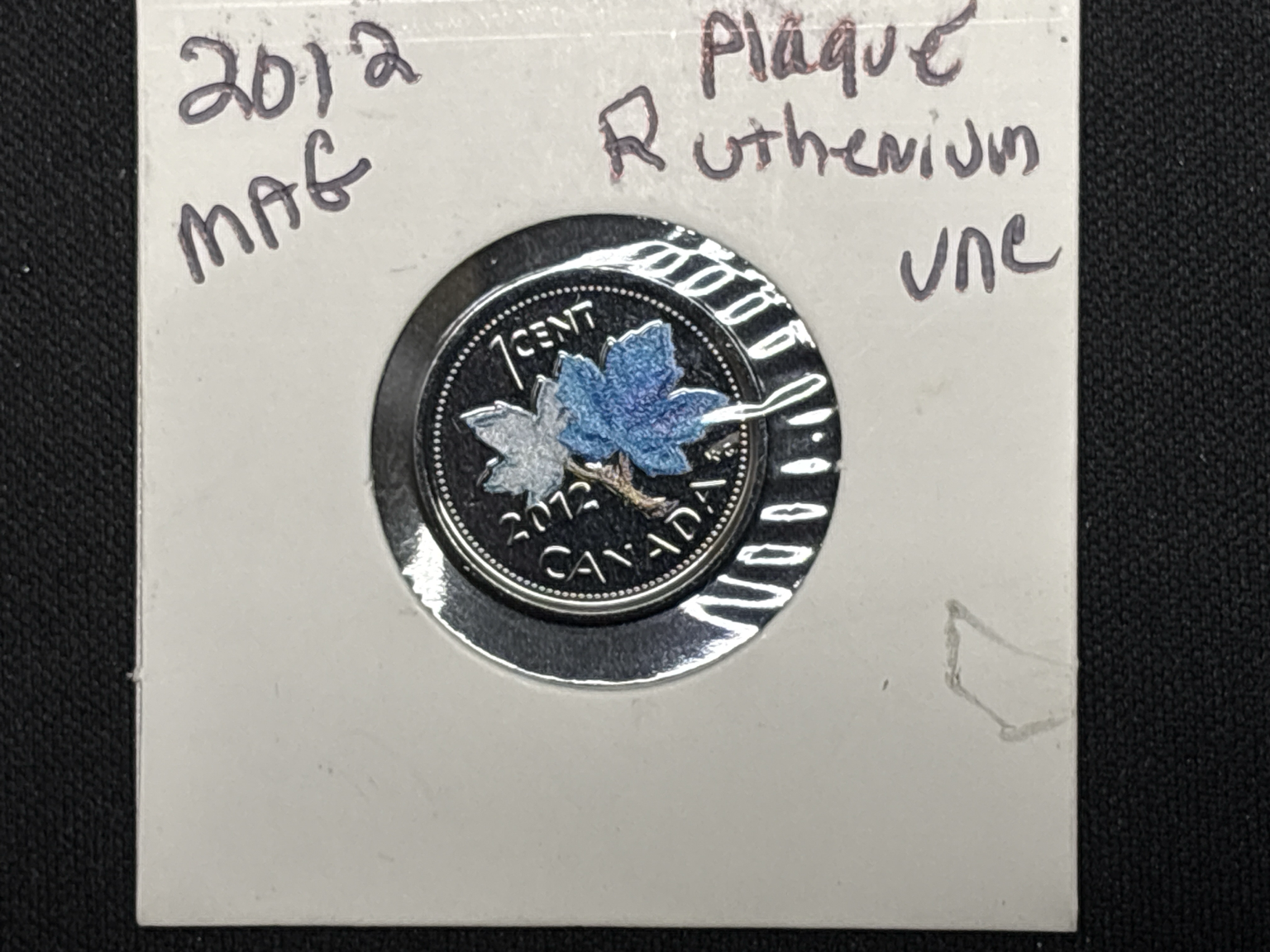 LOT 2026-488 — Pièce canadienne de 1 cent colorisée 2012 – Noire foncée représentant une… — photo 2