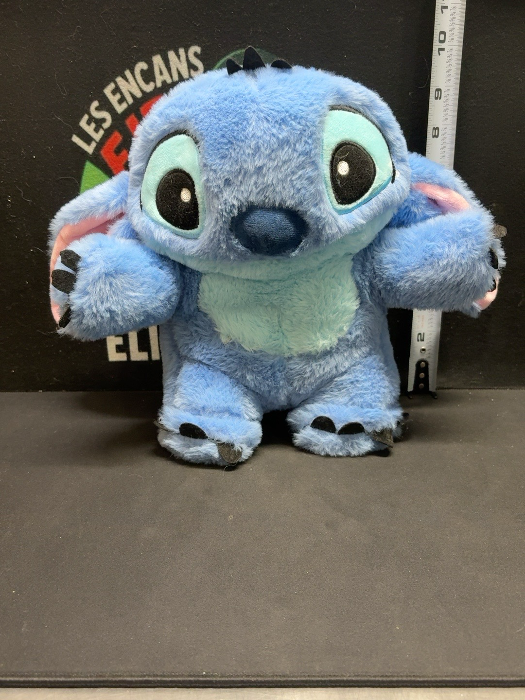 LOT 2026-490 — Peluche Stitch musicale, de couleur bleue avec grandes oreilles et détails… — photo 1