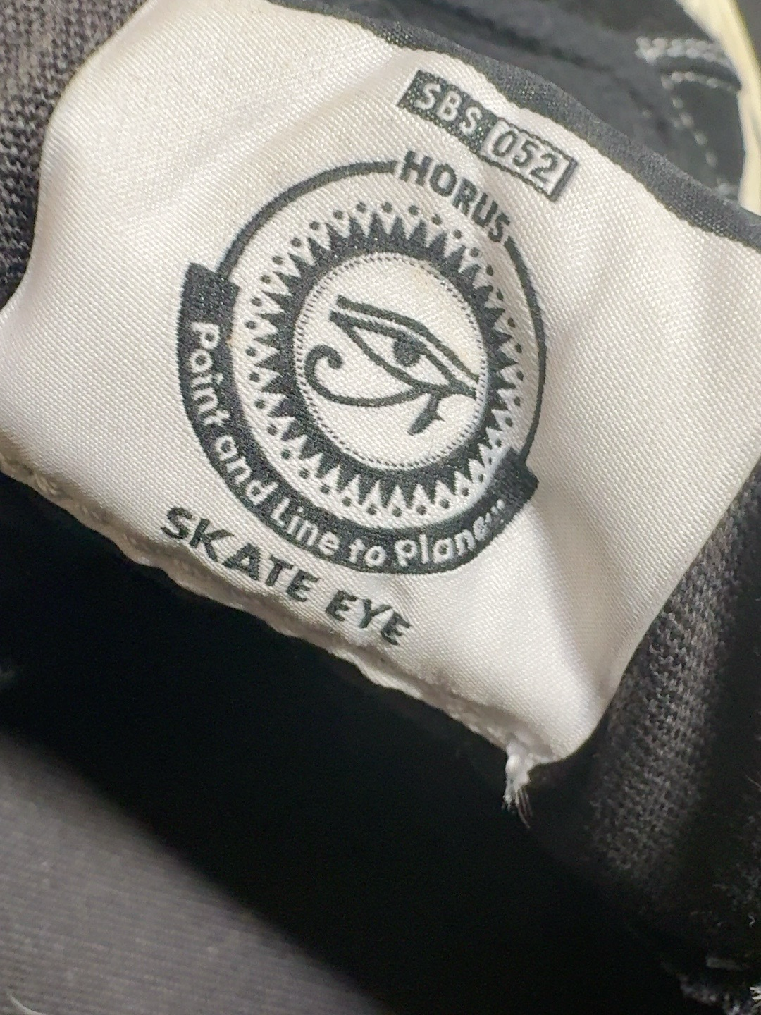 LOT 2026-491 — Paire de chaussures Sew By Sou – modèle SBS-052 “Horus / Skate Eye”, de… — photo 2