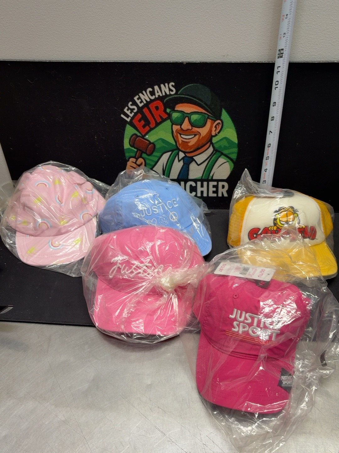 LOT 2026-494 — Lot de 5 casquettes neuves, encore dans leurs emballages protecteurs — photo 1