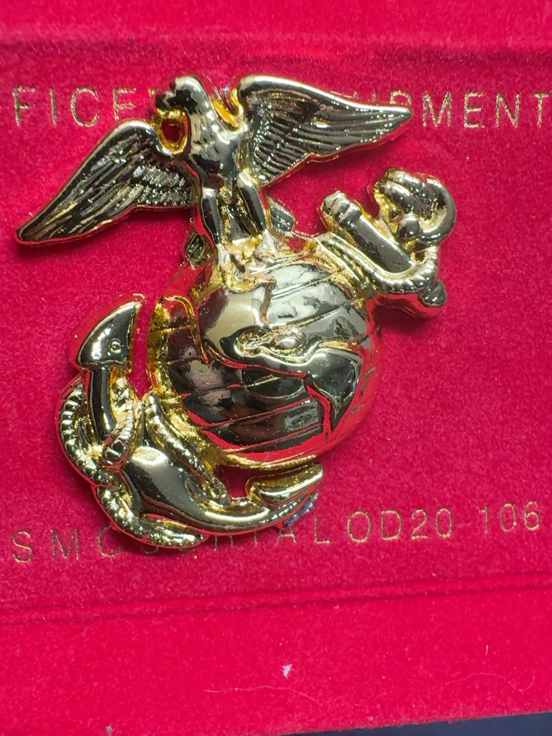 LOT 2026-495 — Insigne métallique doré représentant l’emblème du United States Marine Corps… — photo 1
