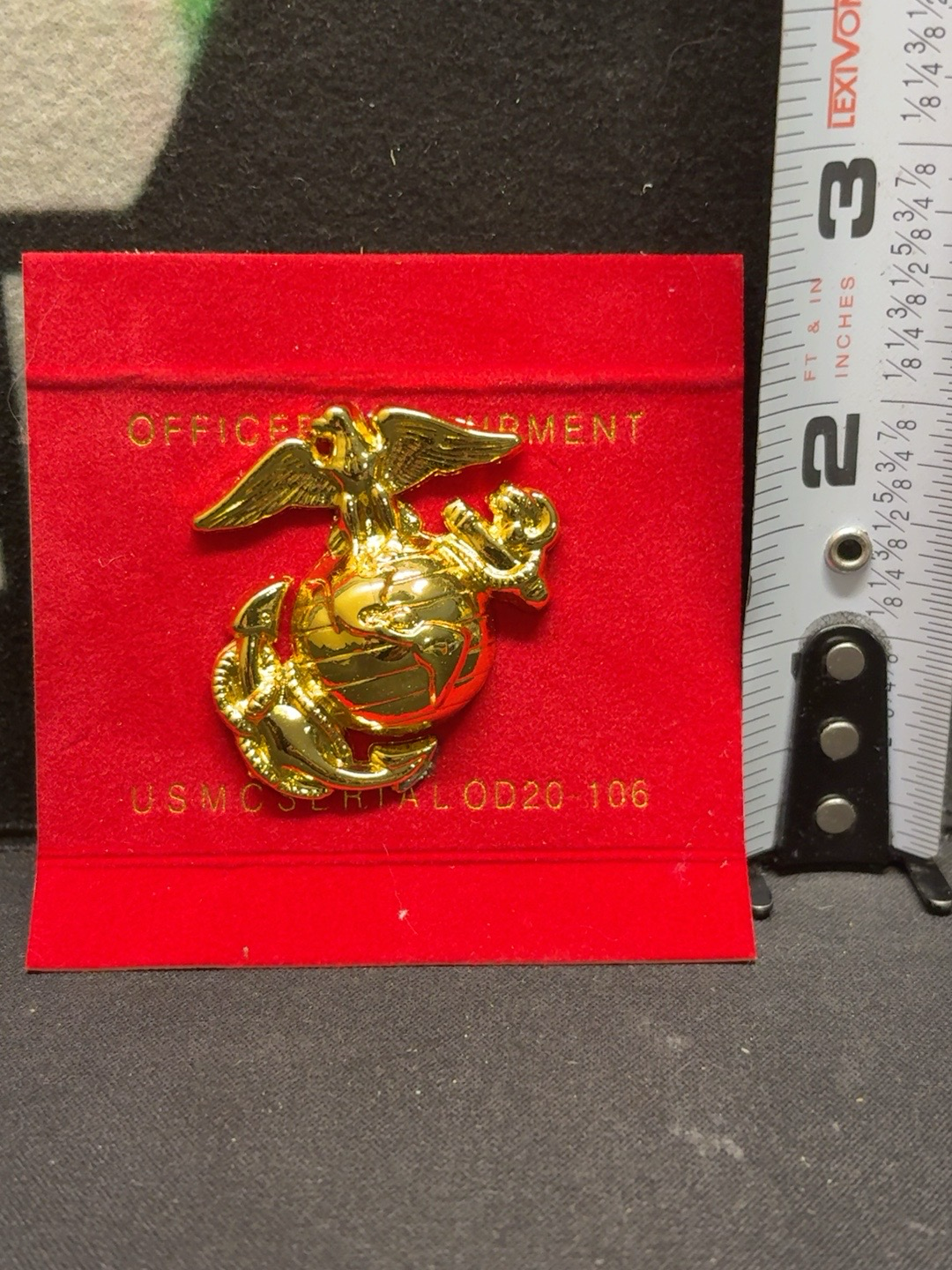 LOT 2026-495 — Insigne métallique doré représentant l’emblème du United States Marine Corps… — photo 2