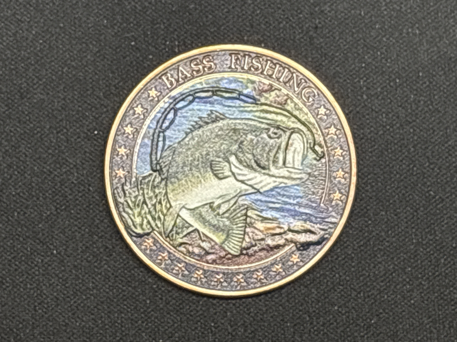LOT 2026-499 — Jeton commémoratif colorisé sur le thème de la pêche à l’achigan (Bass… — photo 2