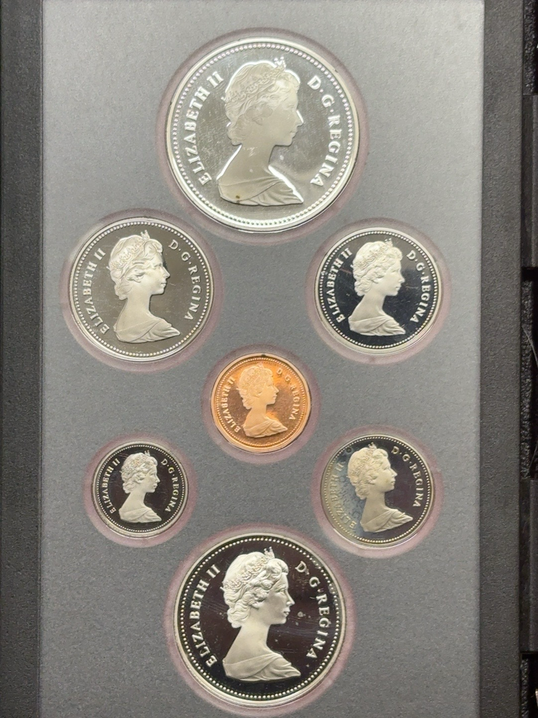 LOT 2026-500 — Ensemble numismatique canadien Proof 1982 – Double Dollar, présenté dans son… — photo 3
