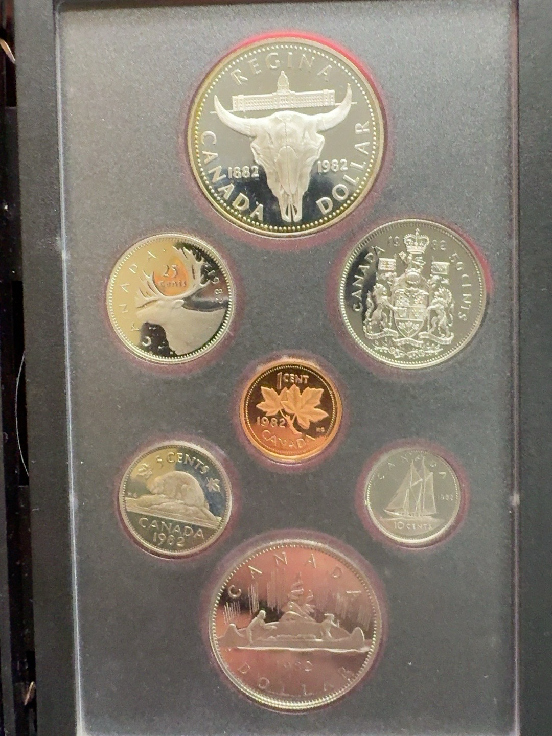 LOT 2026-500 — Ensemble numismatique canadien Proof 1982 – Double Dollar, présenté dans son… — photo 1