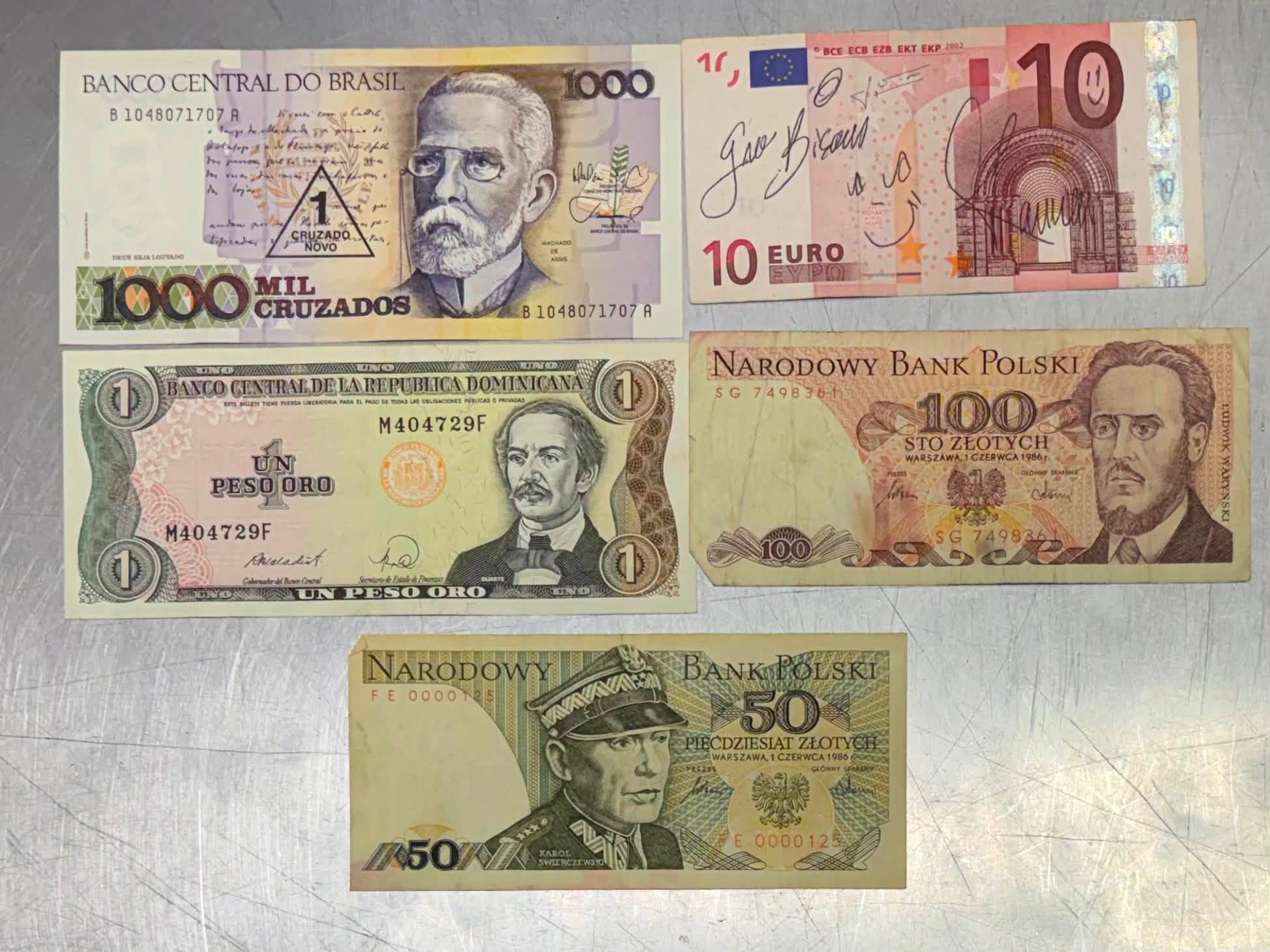 LOT 2026-501 — Lot de 5 billets de banque internationaux provenant de différents pays, vendus… — photo 1