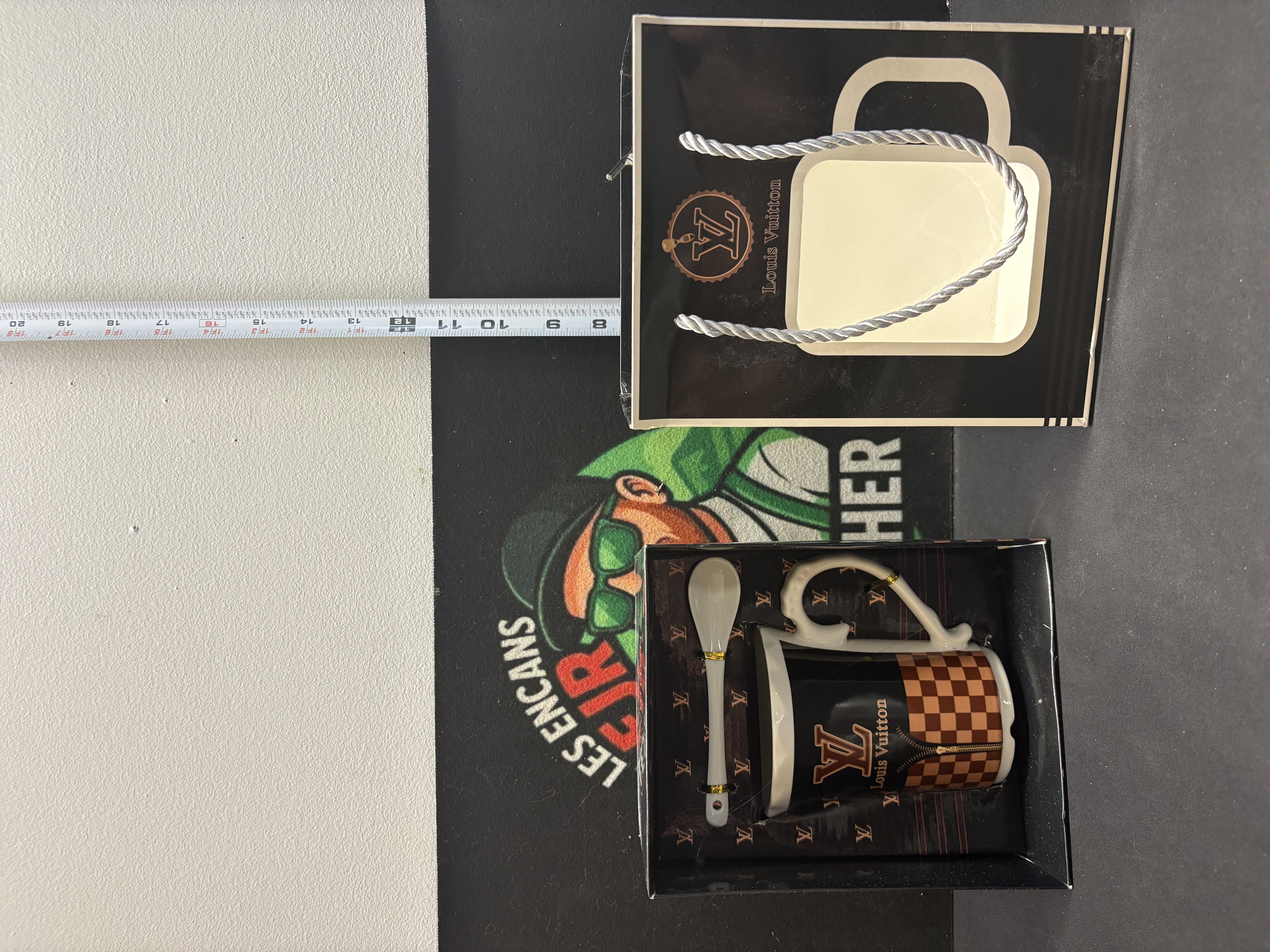LOT 2026-504 — Ensemble tasse et cuillère décoratives style Louis Vuitton, présenté dans une… — photo 1
