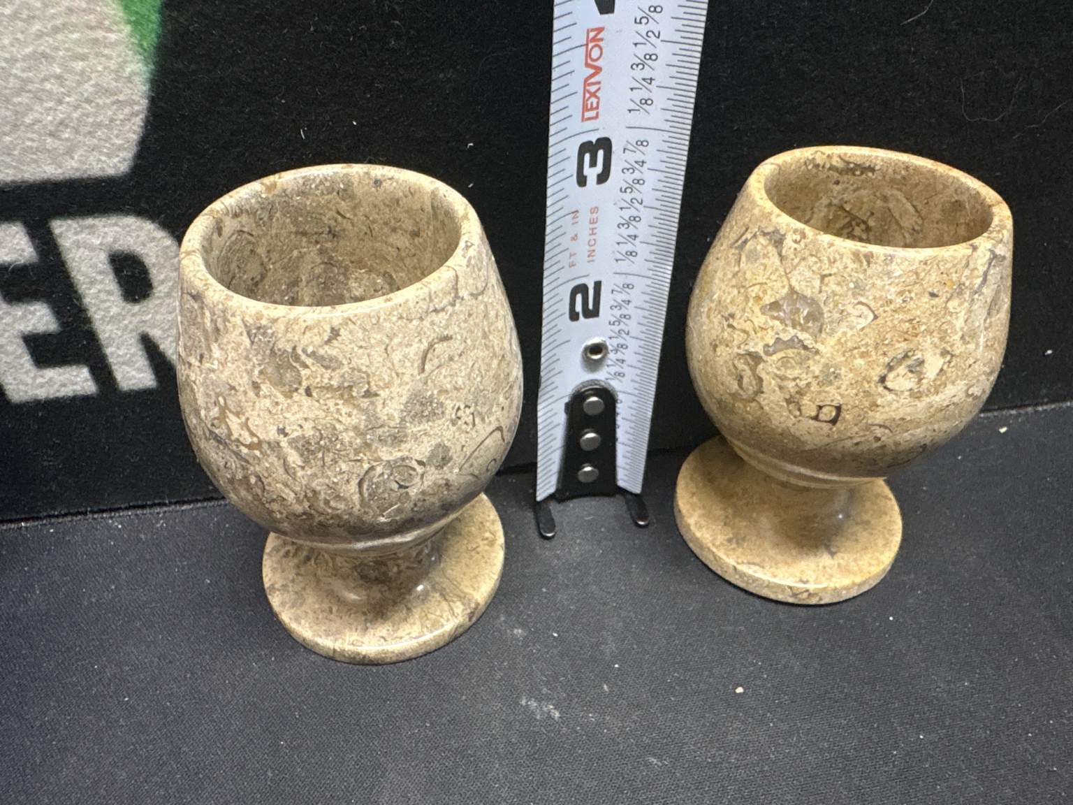 LOT 2026-505 — Ensemble de 2 petits verres/gobelets sur pied en pierre naturelle, de couleur… — photo 1