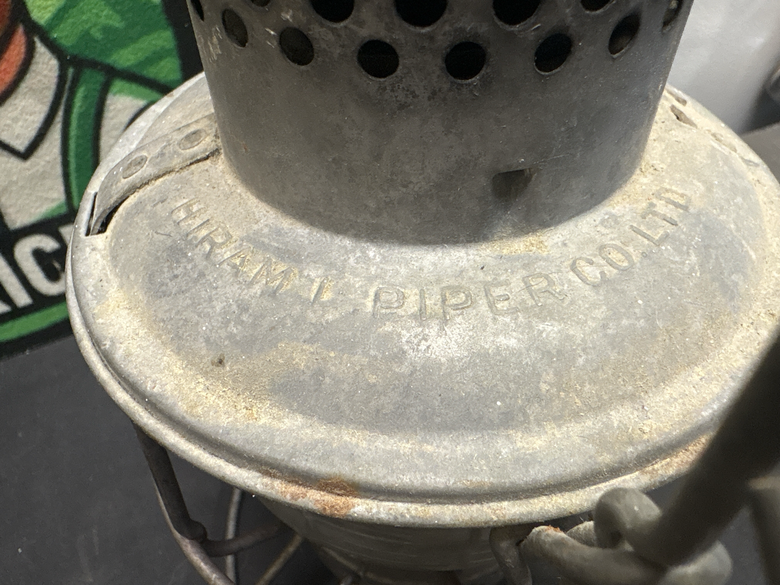 LOT 2026-506 — Ancienne lanterne à pétrole de type ferroviaire, fabriquée par Hiram L — photo 2