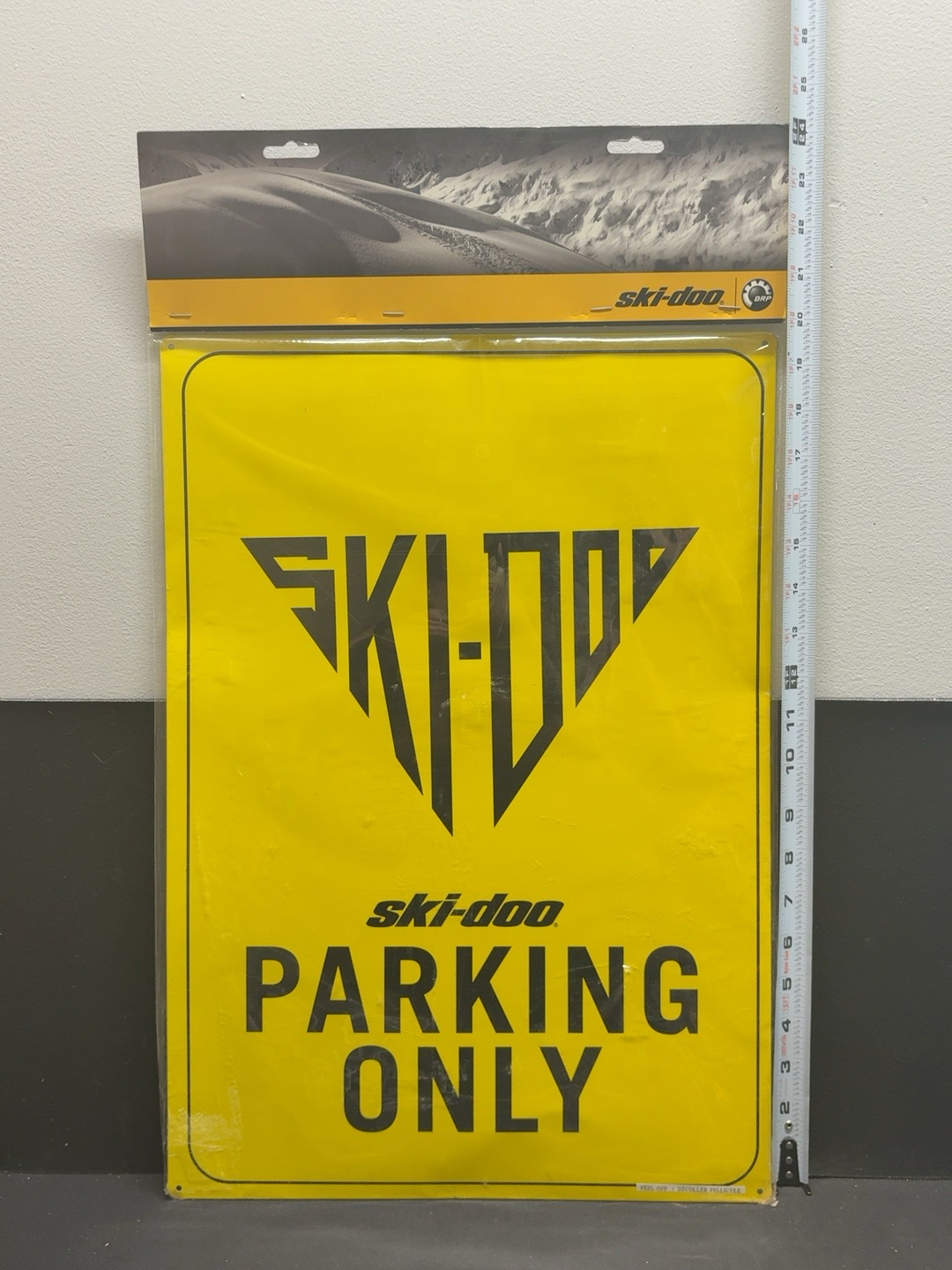 LOT 2026-507 — Enseigne décorative officielle Ski-Doo / BRP « Parking Only », de couleur… — photo 1