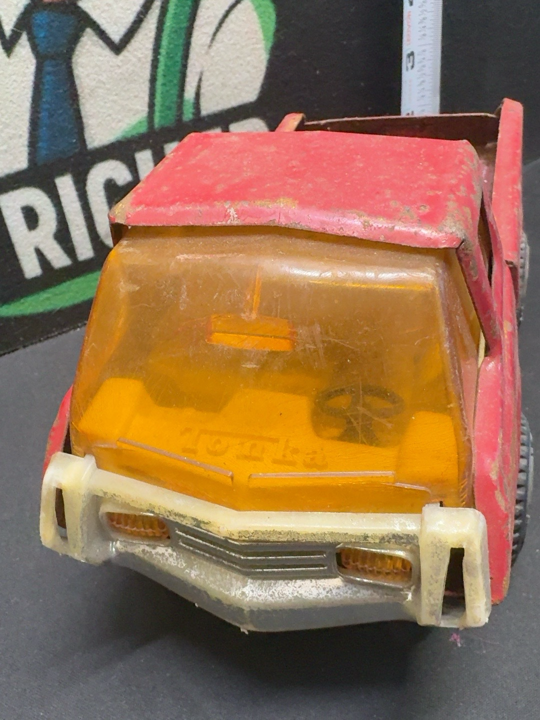 LOT 2026-508 — Ancien camion jouet Tonka rouge de type camionnette/pick-up, avec carrosserie… — photo 2