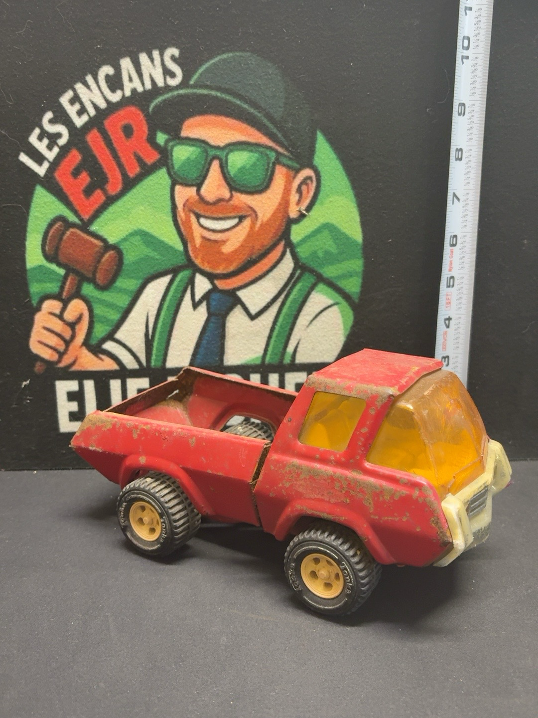 LOT 2026-508 — Ancien camion jouet Tonka rouge de type camionnette/pick-up, avec carrosserie… — photo 4