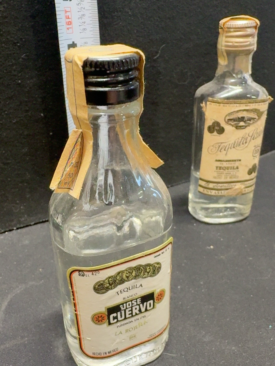 LOT 2026-512 — Lot de 2 petites bouteilles miniatures de tequila anciennes, scellées, avec… — photo 4