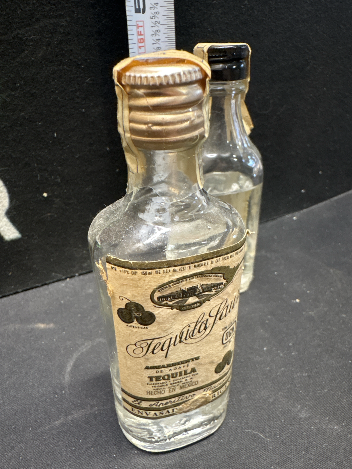 LOT 2026-512 — Lot de 2 petites bouteilles miniatures de tequila anciennes, scellées, avec… — photo 3