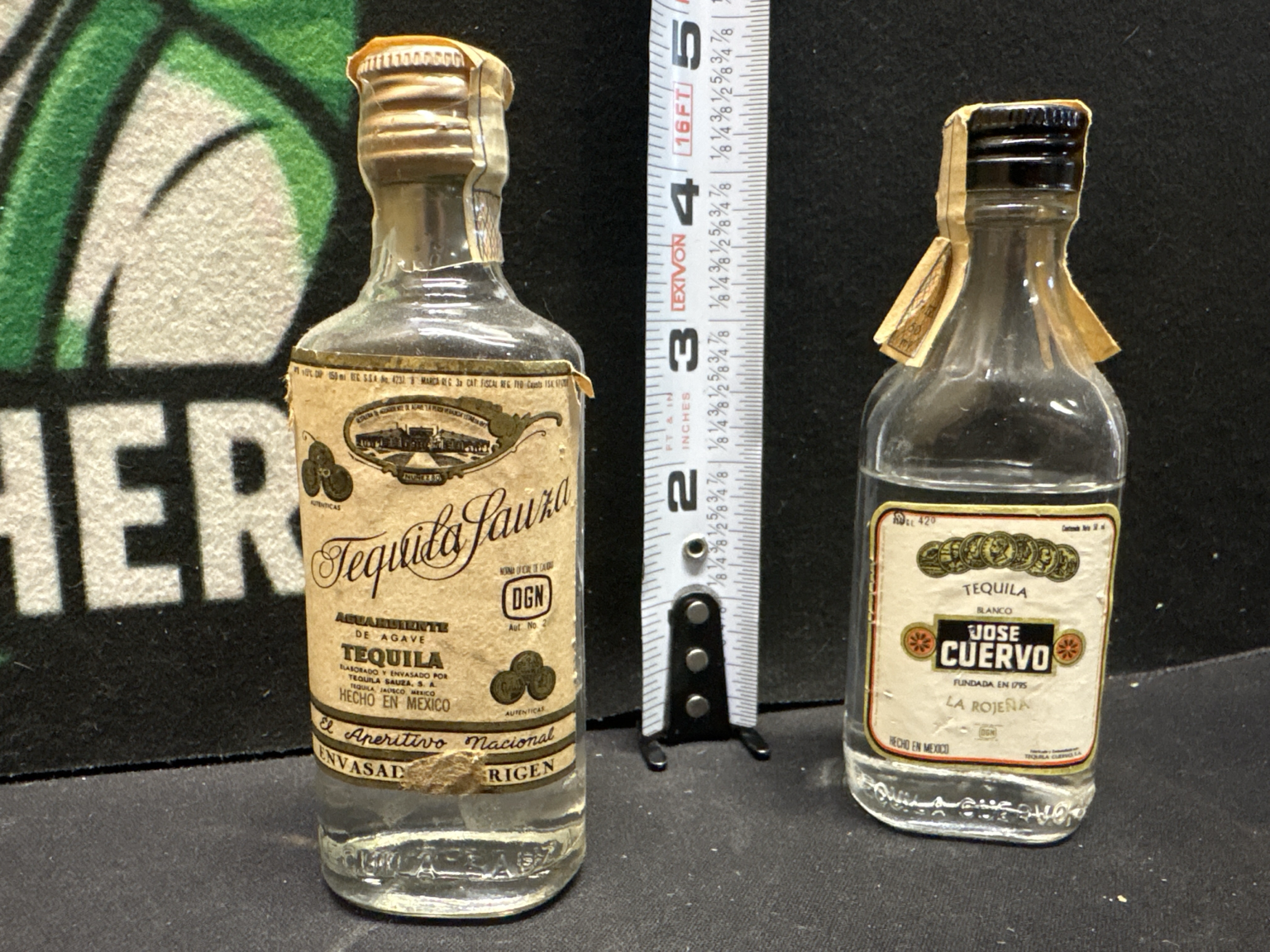 LOT 2026-512 — Lot de 2 petites bouteilles miniatures de tequila anciennes, scellées, avec… — photo 1