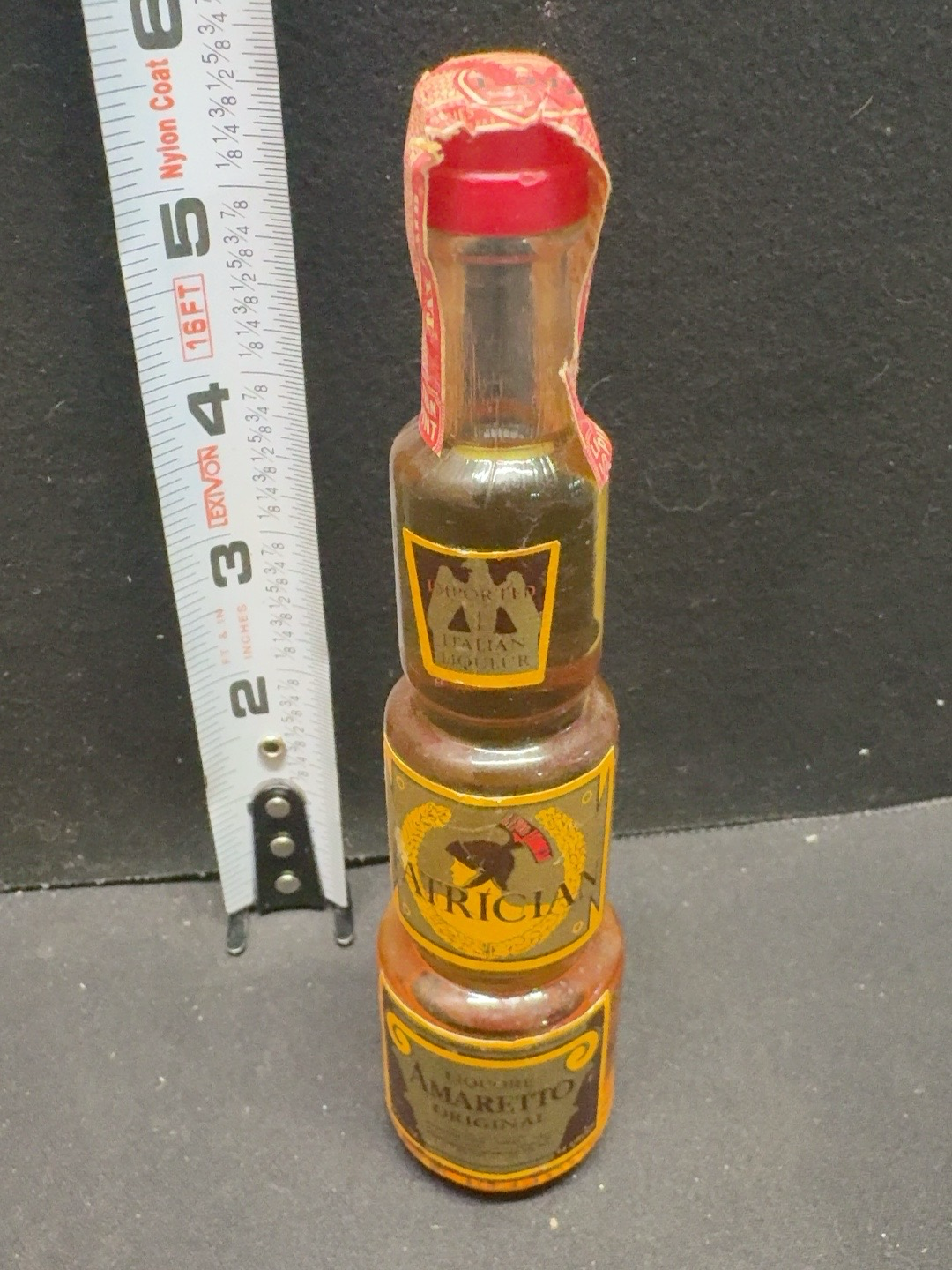 LOT 2026-513 — Ensemble de 3 petites bouteilles miniatures de liqueur italienne, empilées… — photo 2